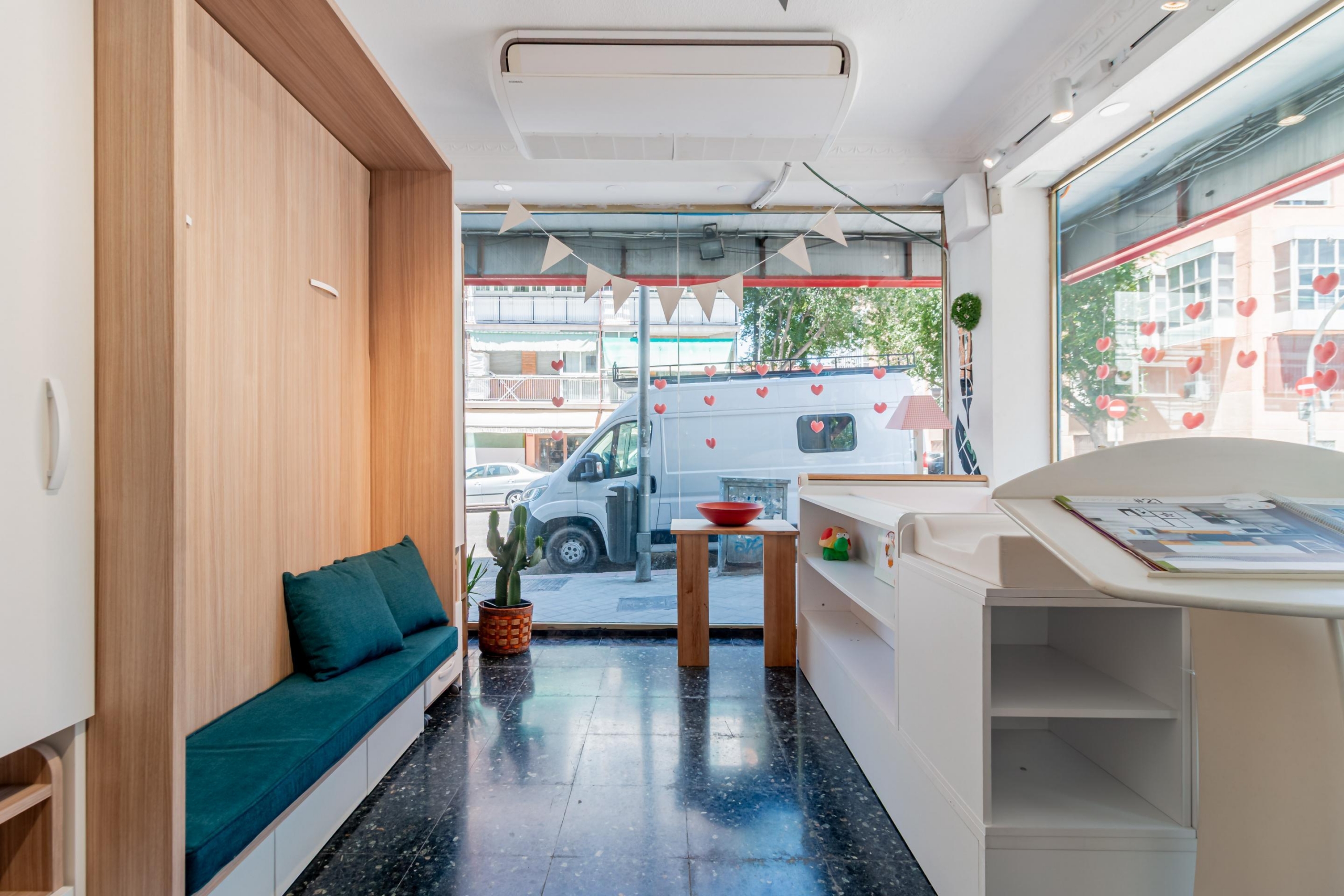 Magnífico local comercial con amplia fachada en esquina muy cerca de la calle Alcalá