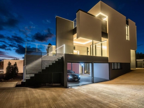 ^**^MAGNÍFICO CHALET INDEPENDIENTE DE LUJO EN LA ZONA MÁS EXCLUSIVA DE LAS ROZAS – CLUB DE GOLF^**^  Exclusiva vivienda de lujo totalmente a estrenar, situada en una de las zonas más prestigiosas