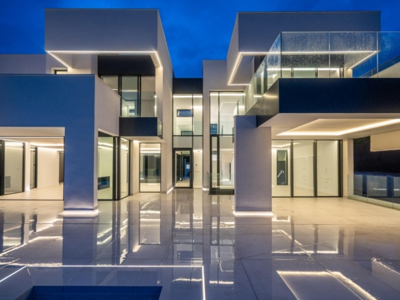 ^**^MAGNÍFICO CHALET INDEPENDIENTE DE LUJO EN LA ZONA MÁS EXCLUSIVA DE LAS ROZAS – CLUB DE GOLF^**^  Exclusiva vivienda de lujo totalmente a estrenar, situada en una de las zonas más prestigiosas