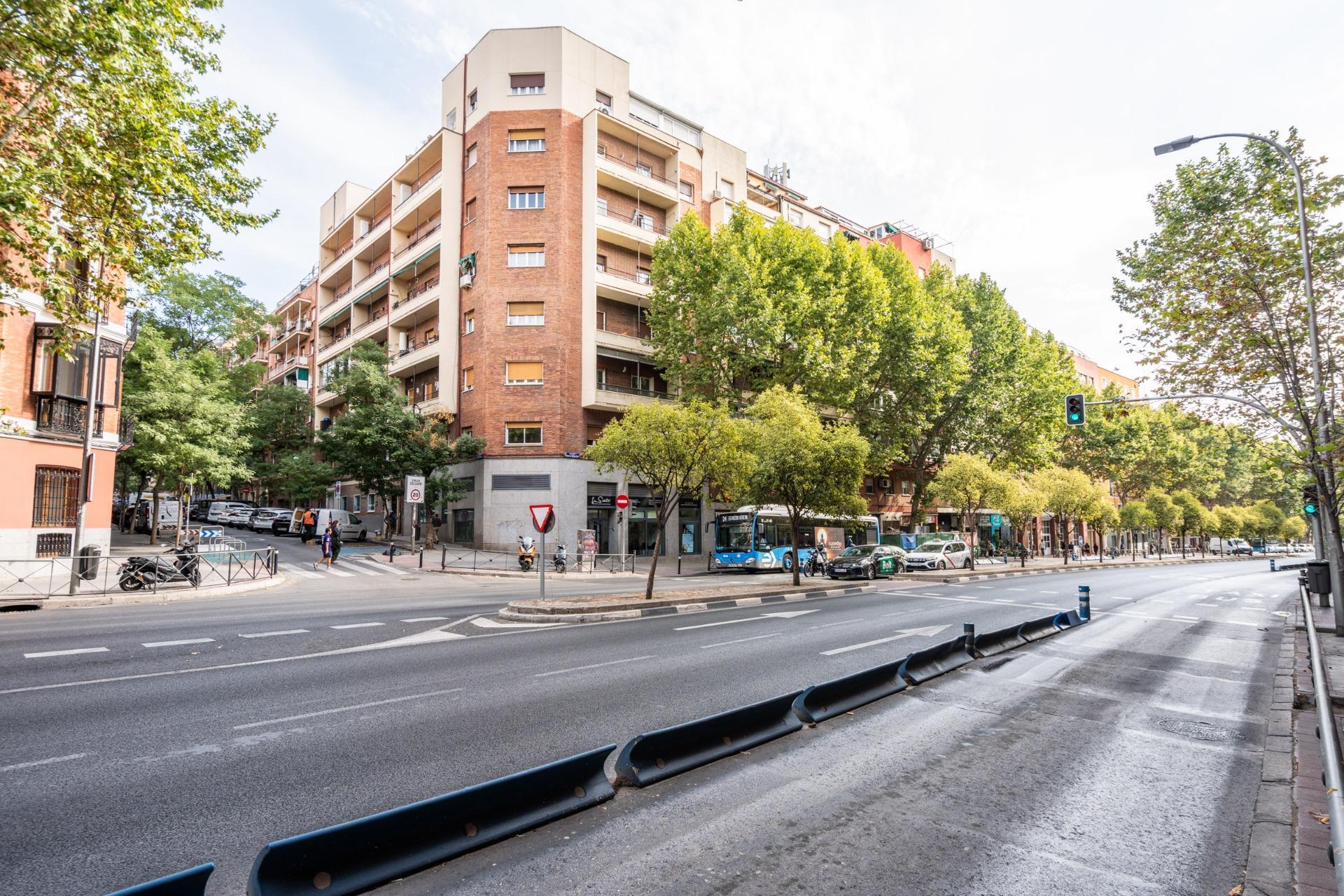 38-1-3 ^**^PRECIOSO PISO EN RETIRO, AVENIDA CIUDAD DE BARCELONA^**^ Exclusiva oportunidad de adquirir una vivienda en una de las zonas más emblemáticas y demandadas de Madrid: Retiro, un distrito que comb