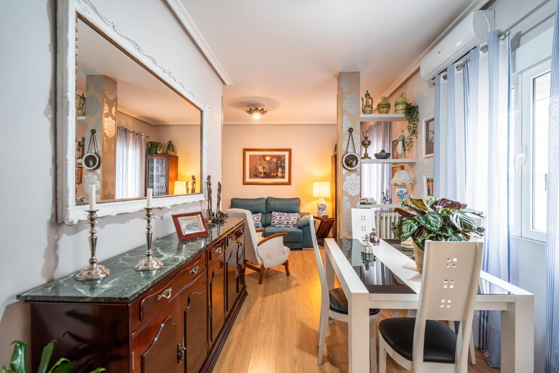 38-13 ^**^PRECIOSO PISO EN RETIRO, AVENIDA CIUDAD DE BARCELONA^**^ Exclusiva oportunidad de adquirir una vivienda en una de las zonas más emblemáticas y demandadas de Madrid: Retiro, un distrito que comb