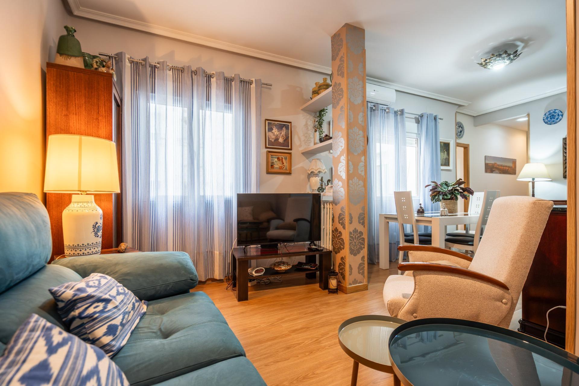 38-2-3 ^**^PRECIOSO PISO EN RETIRO, AVENIDA CIUDAD DE BARCELONA^**^ Exclusiva oportunidad de adquirir una vivienda en una de las zonas más emblemáticas y demandadas de Madrid: Retiro, un distrito que comb