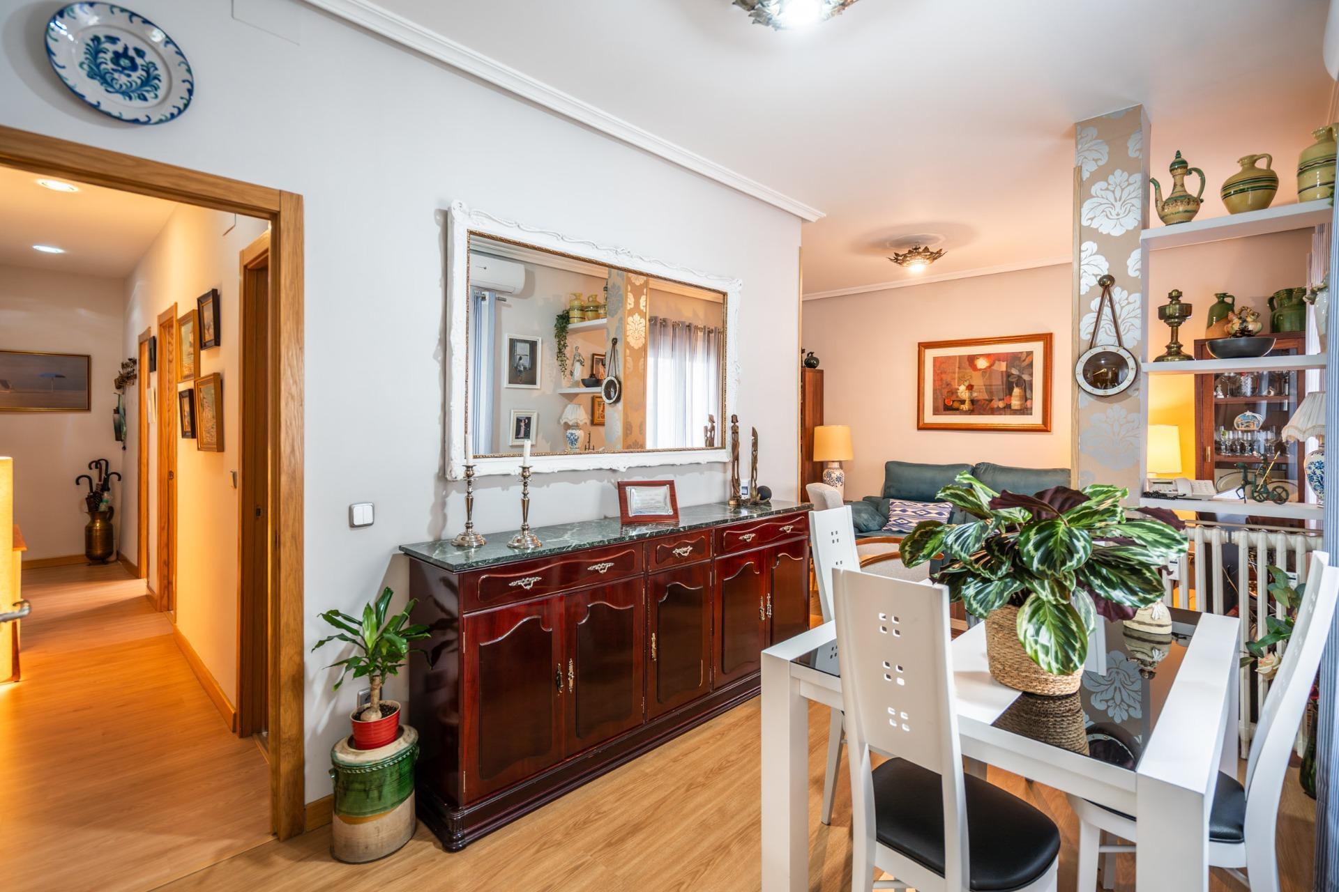 38-4-3 ^**^PRECIOSO PISO EN RETIRO, AVENIDA CIUDAD DE BARCELONA^**^ Exclusiva oportunidad de adquirir una vivienda en una de las zonas más emblemáticas y demandadas de Madrid: Retiro, un distrito que comb