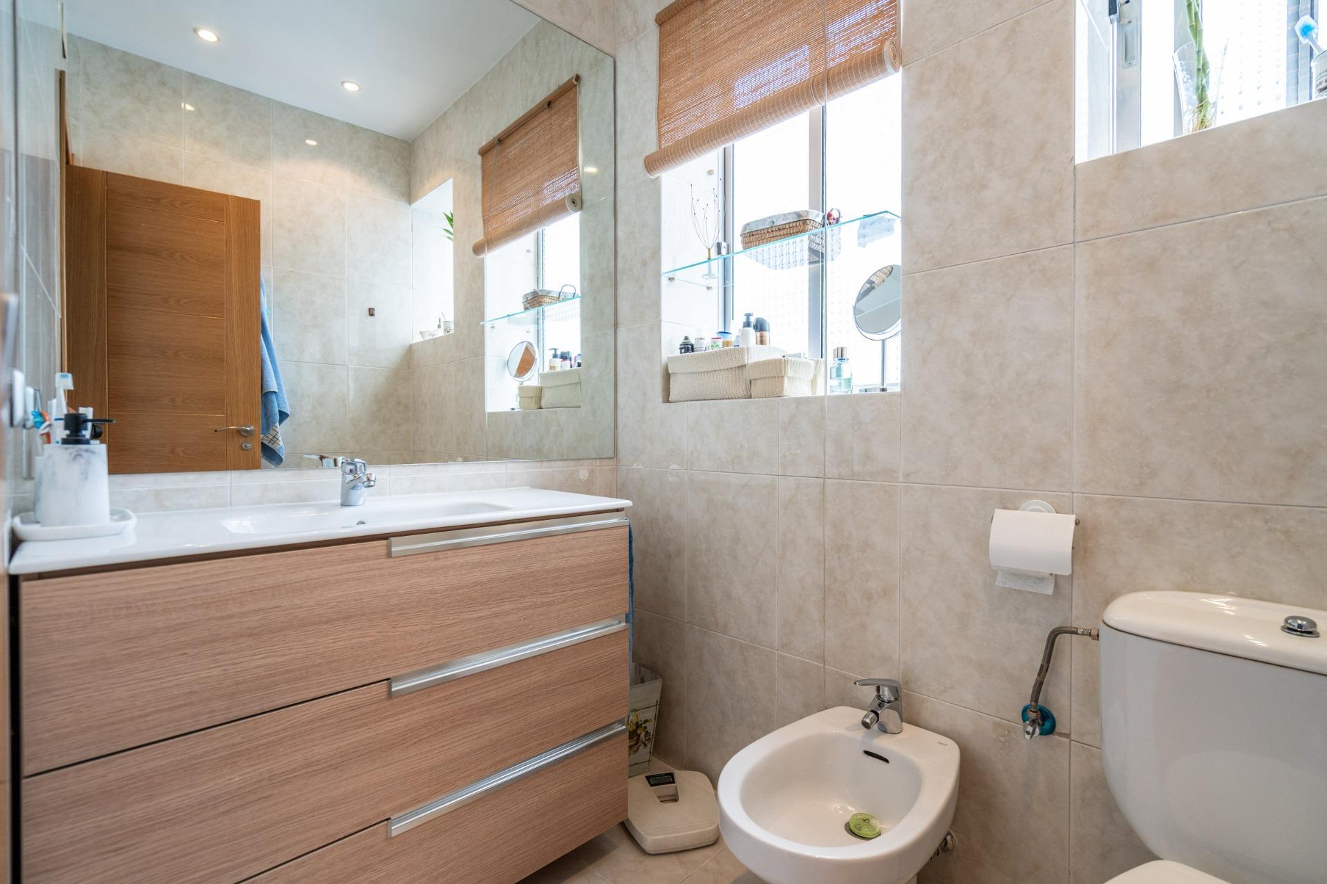 38-8-2 ^**^PRECIOSO PISO EN RETIRO, AVENIDA CIUDAD DE BARCELONA^**^ Exclusiva oportunidad de adquirir una vivienda en una de las zonas más emblemáticas y demandadas de Madrid: Retiro, un distrito que comb