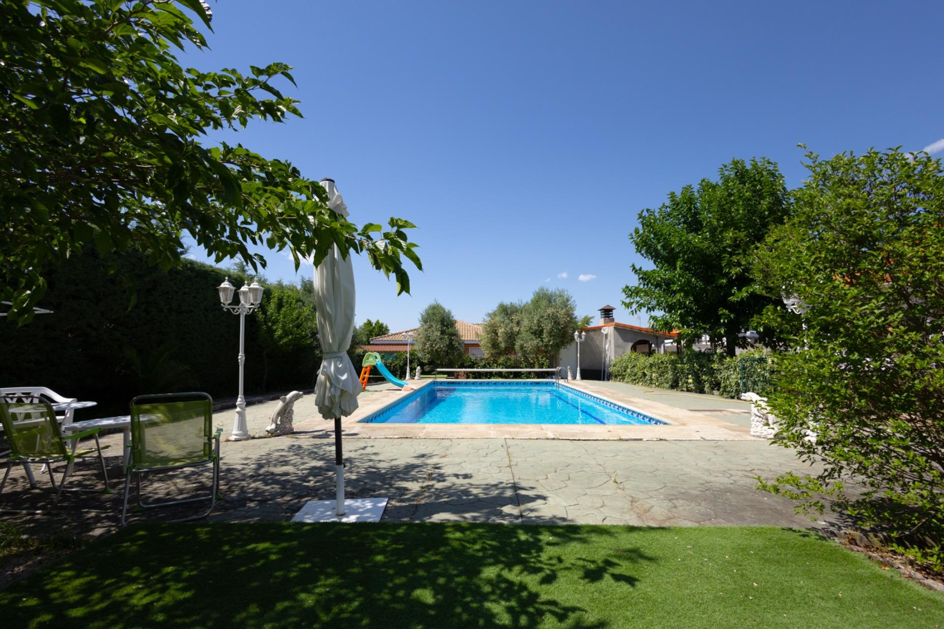 ^**^CHALET DE LUJO CON VISTAS A LA SIERRA EN URBANIZACIÓN EXCLUSIVA DE LAS ROZAS^**^ Impresionante chalet pareado situado dentro de una exclusiva urbanización en Las Rozas de Madrid, una propiedad Ã