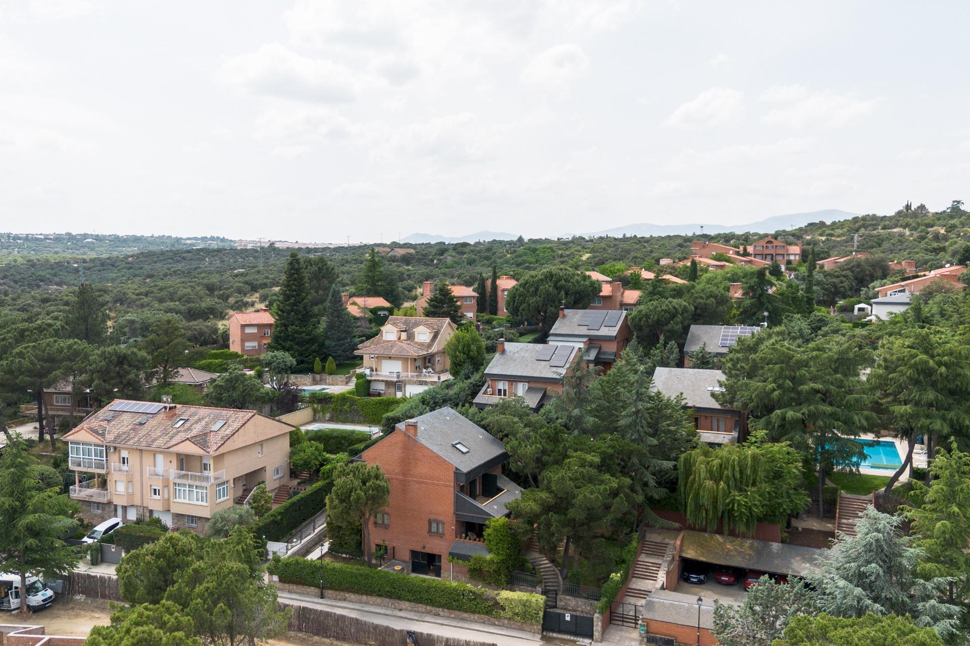 MAGNÍFICO CHALET INDEPENDIENTE EN URBANIZACIÓN EXCLUSIVA CON PISCINA JUNTO A LA COLONIA TORRELODONES