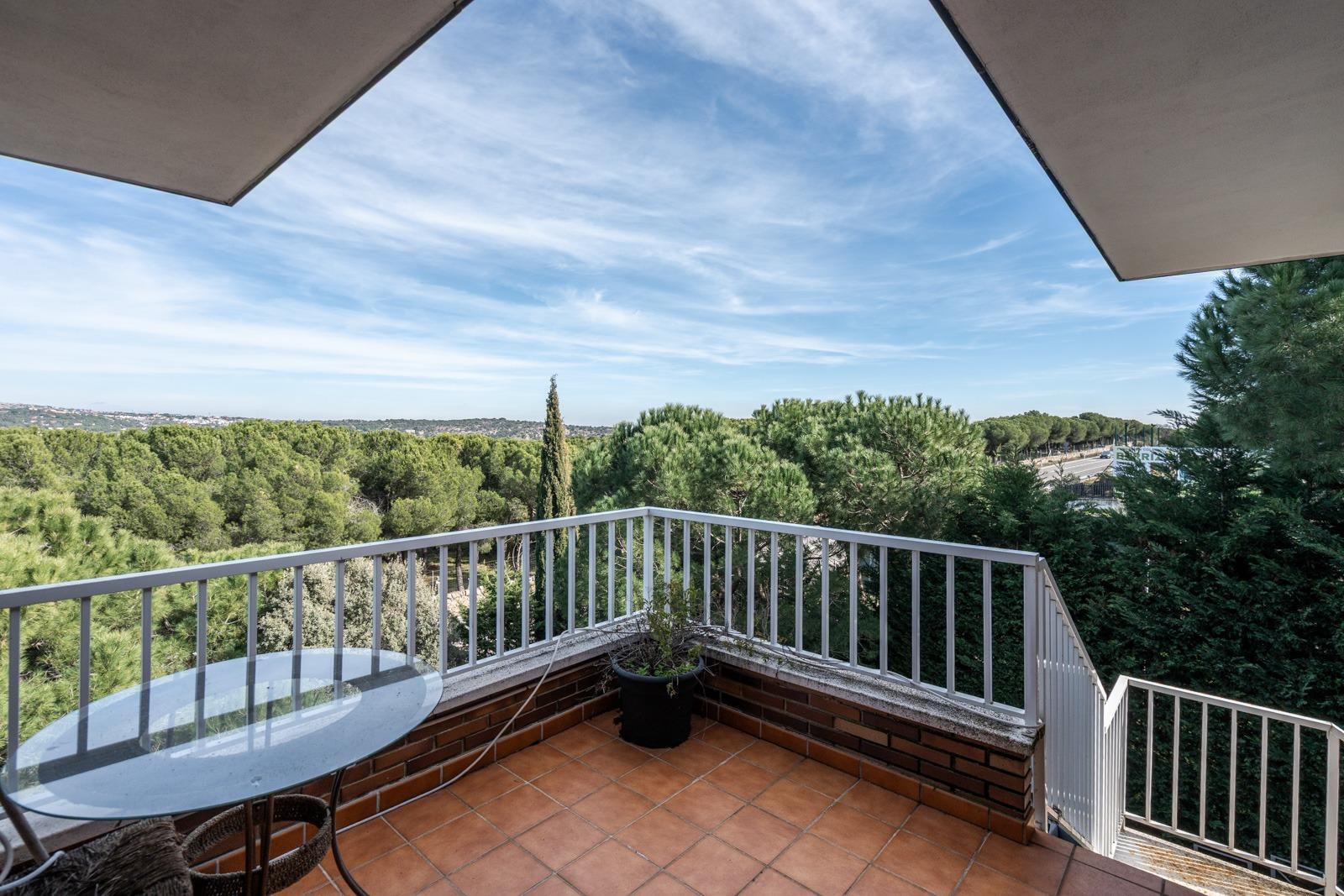 ^**^EXCLUSIVO CHALET CON VISTAS ESPECTACULARES, PISCINA CLIMATIZADA Y JARDÍN PRIVADO^**^ Este magníf