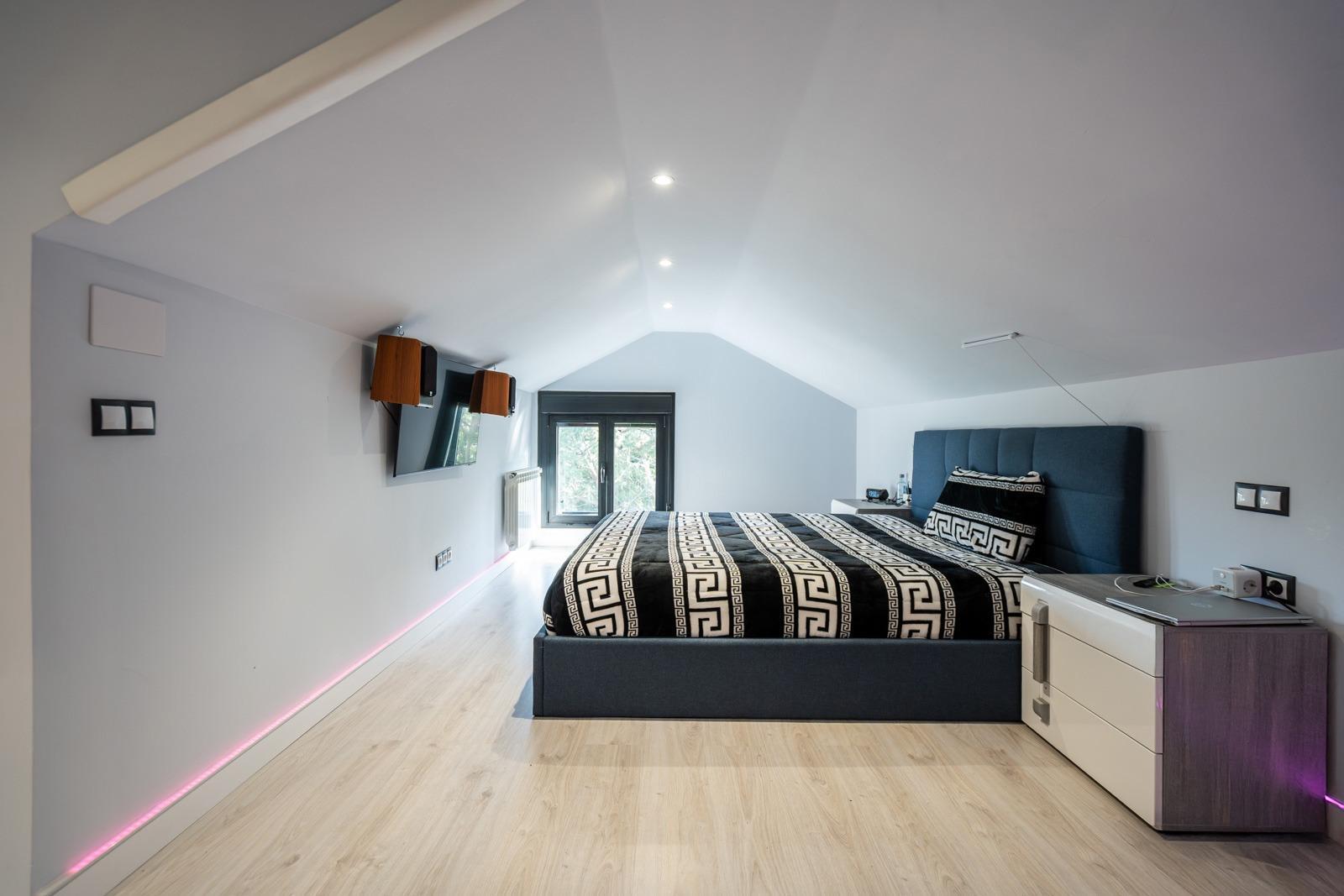 ^**^EXCLUSIVO CHALET CON VISTAS ESPECTACULARES, PISCINA CLIMATIZADA Y JARDÍN PRIVADO^**^ Este magníf
