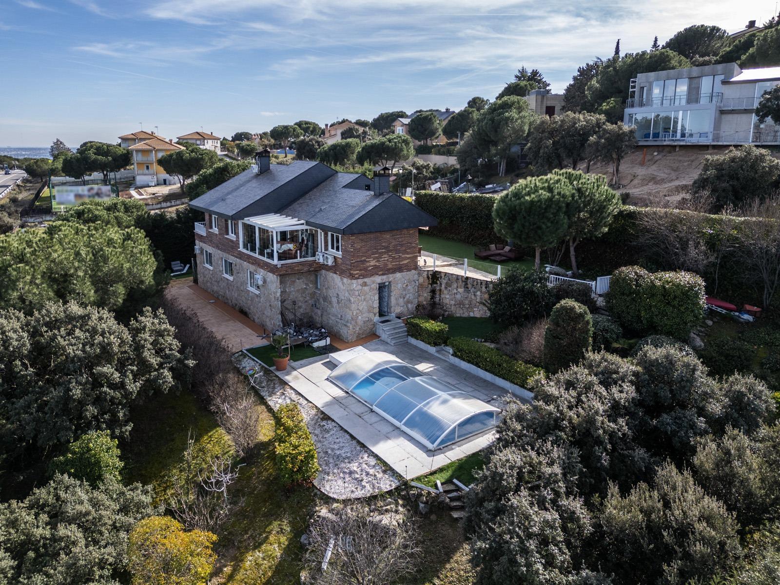 ^**^EXCLUSIVO CHALET CON VISTAS ESPECTACULARES, PISCINA CLIMATIZADA Y JARDÍN PRIVADO^**^ Este magníf
