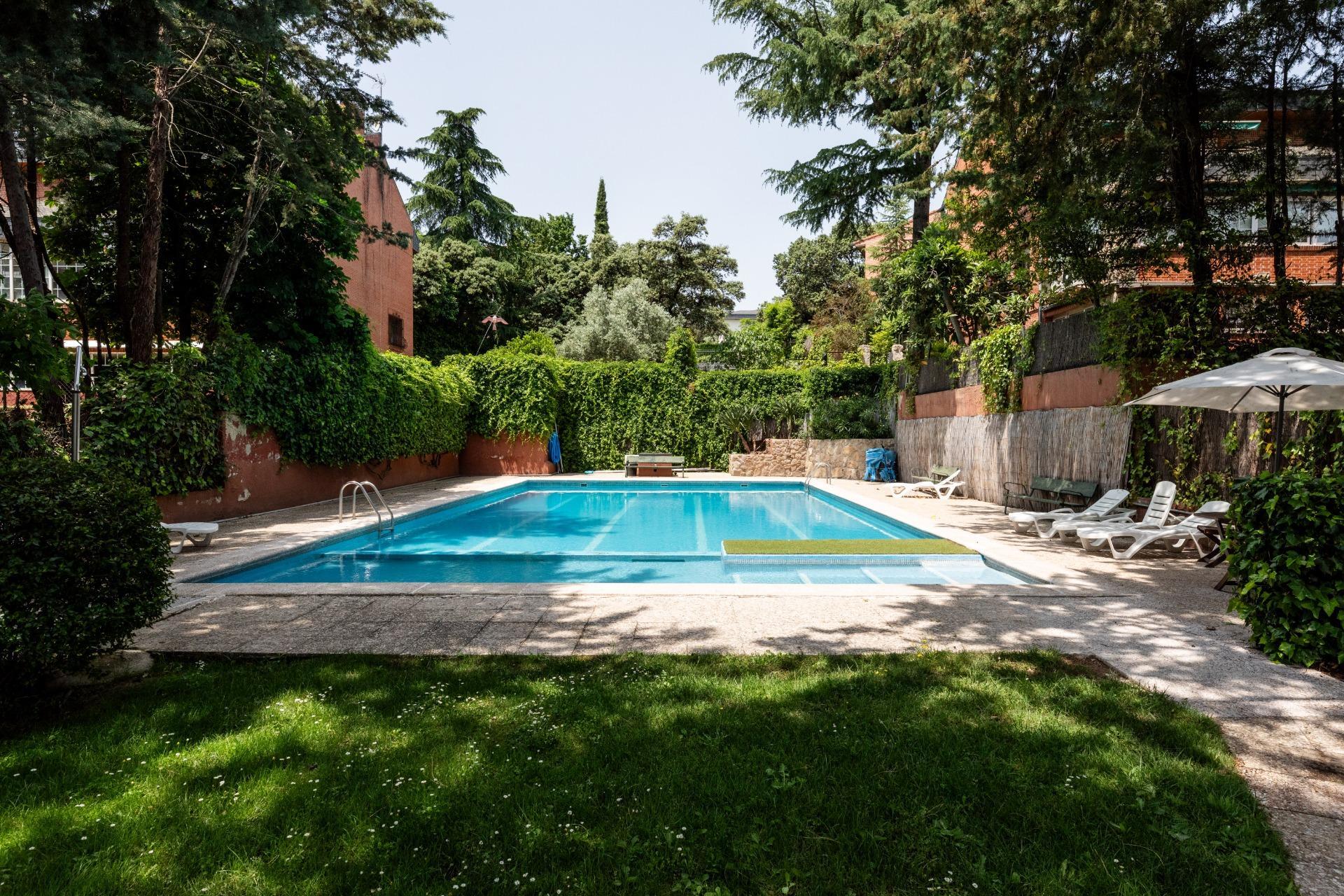 MAGNÍFICO CHALET INDEPENDIENTE EN URBANIZACIÓN EXCLUSIVA CON PISCINA JUNTO A LA COLONIA TORRELODONES