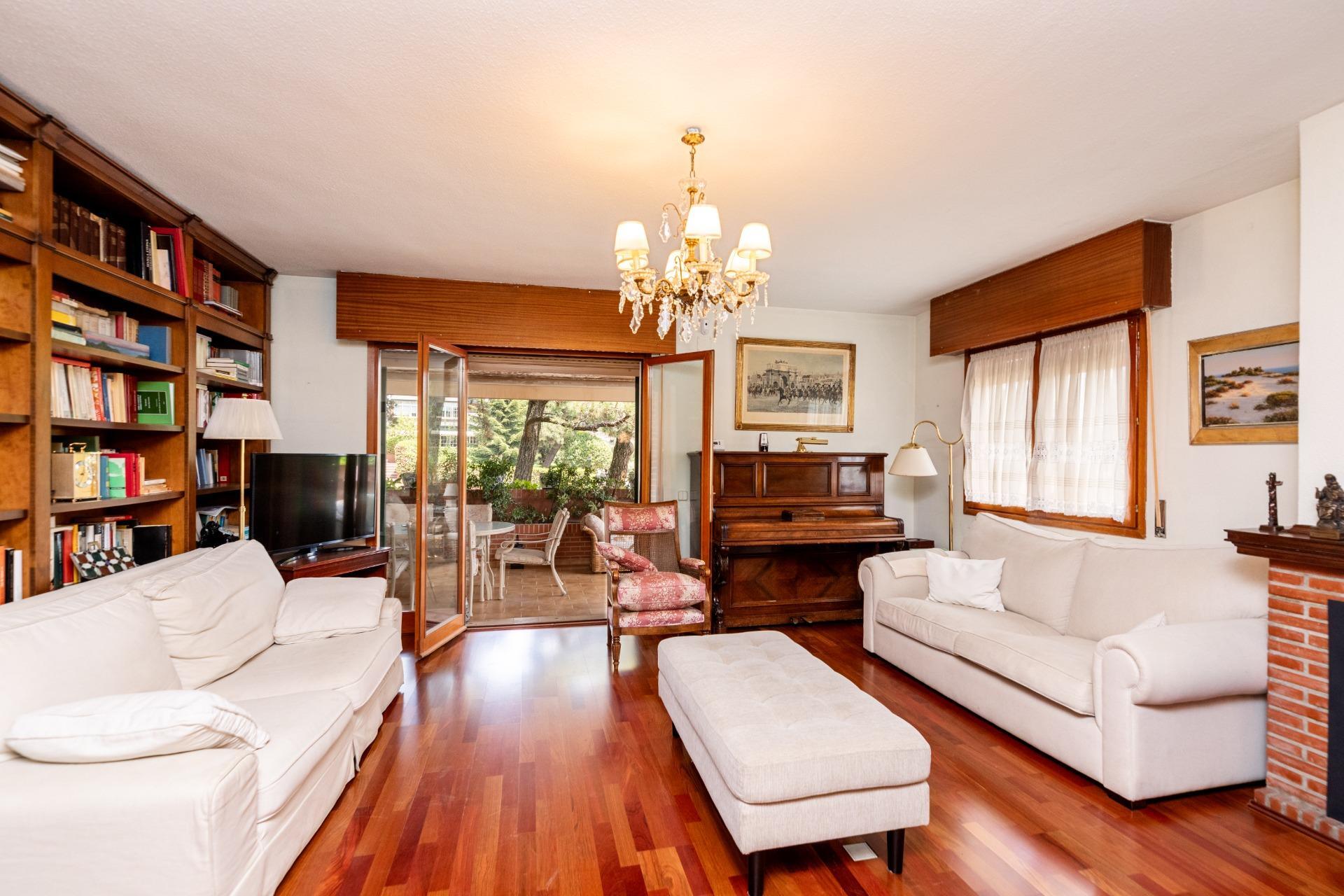 MAGNÍFICO CHALET INDEPENDIENTE EN URBANIZACIÓN EXCLUSIVA CON PISCINA JUNTO A LA COLONIA TORRELODONES