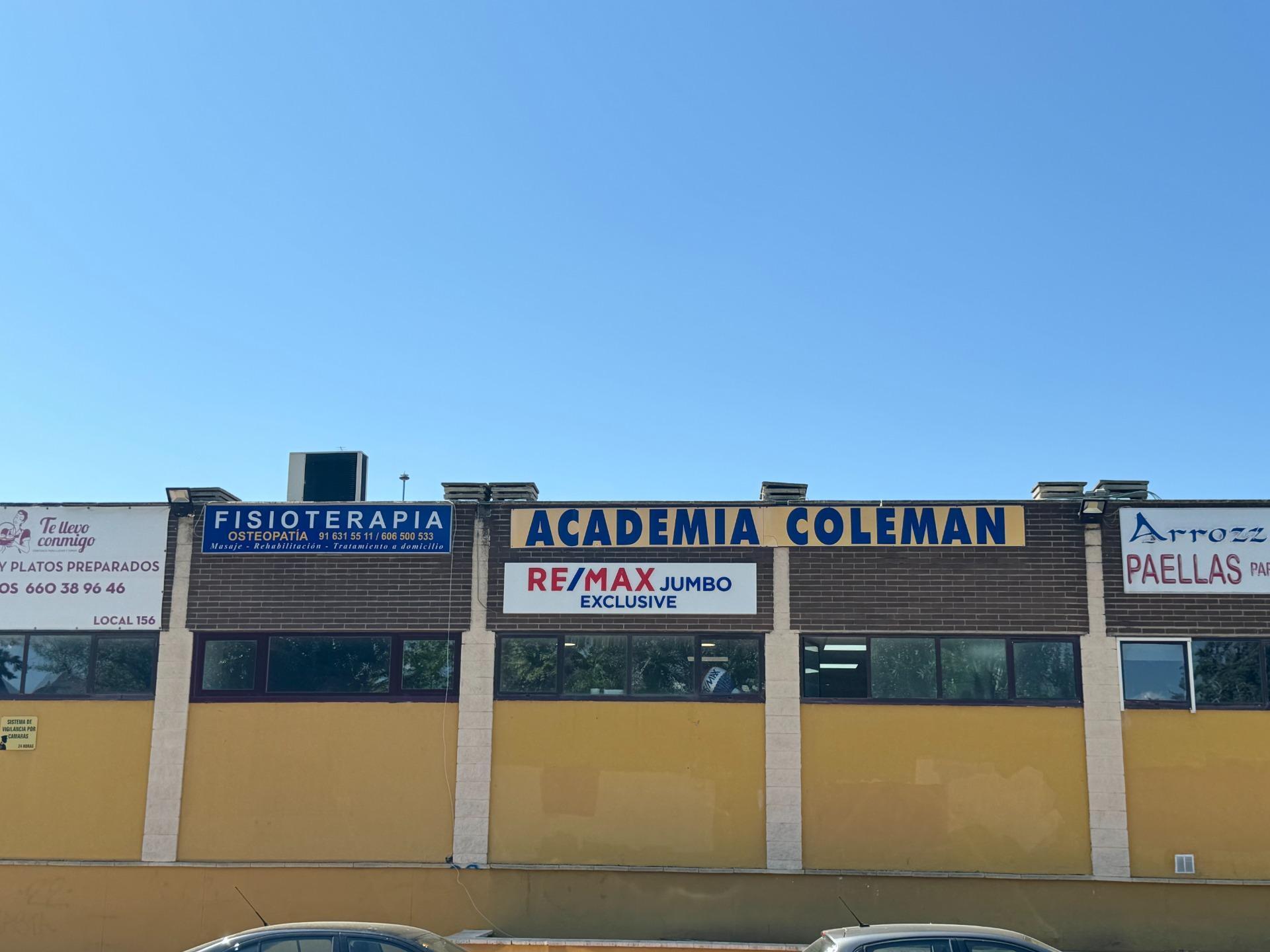 43-10-1 ^**^LOCAL EN ESQUINA CON TERRAZA EN RENTABILIDAD BRUTA DE 9.5%: ¡EL LUGAR IDEAL PARA TU NEGOCIO EN LAS ROZAS^**^ Presentamos un local comercial en una ubicación estratégica, situado en una de las e