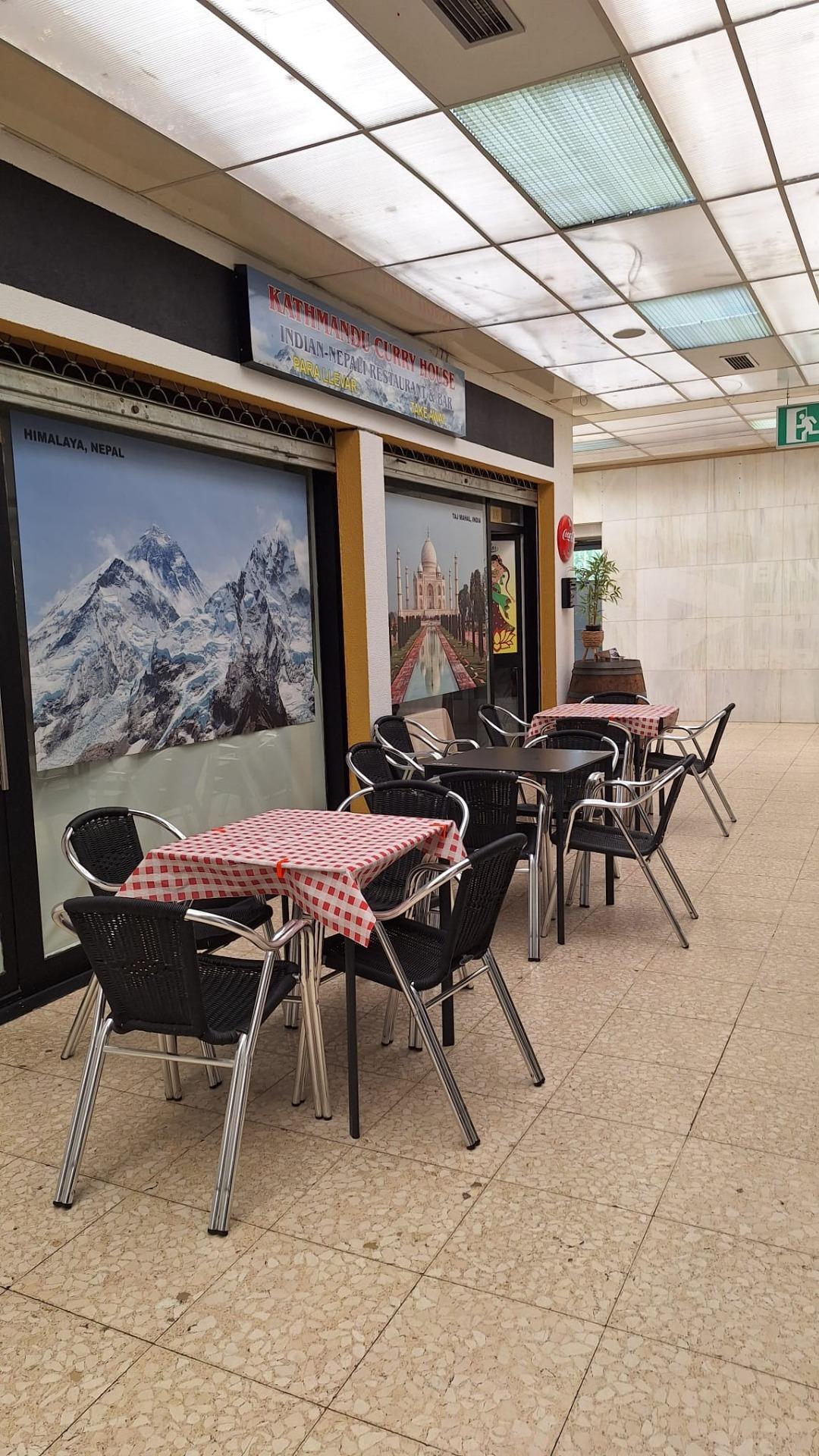 43-2-1 ^**^LOCAL EN ESQUINA CON TERRAZA EN RENTABILIDAD BRUTA DE 9.5%: ¡EL LUGAR IDEAL PARA TU NEGOCIO EN LAS ROZAS^**^ Presentamos un local comercial en una ubicación estratégica, situado en una de las e
