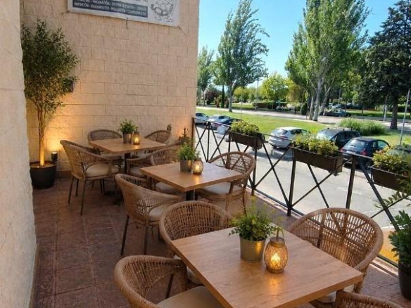 ^**^LOCAL EN ESQUINA CON TERRAZA EN RENTABILIDAD BRUTA DE 9.5%: ¡EL LUGAR IDEAL PARA TU NEGOCIO EN LAS ROZAS^**^ Presentamos un local comercial en una ubicación estratégica, situado en una de las e
