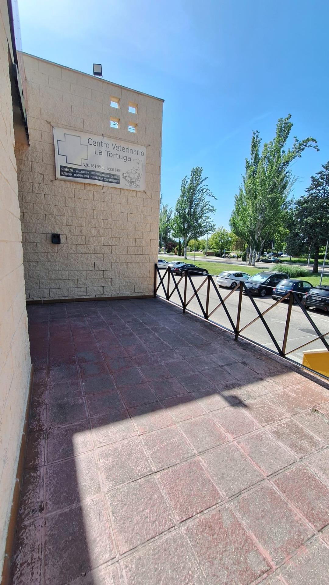 43-4-1 ^**^LOCAL EN ESQUINA CON TERRAZA EN RENTABILIDAD BRUTA DE 9.5%: ¡EL LUGAR IDEAL PARA TU NEGOCIO EN LAS ROZAS^**^ Presentamos un local comercial en una ubicación estratégica, situado en una de las e