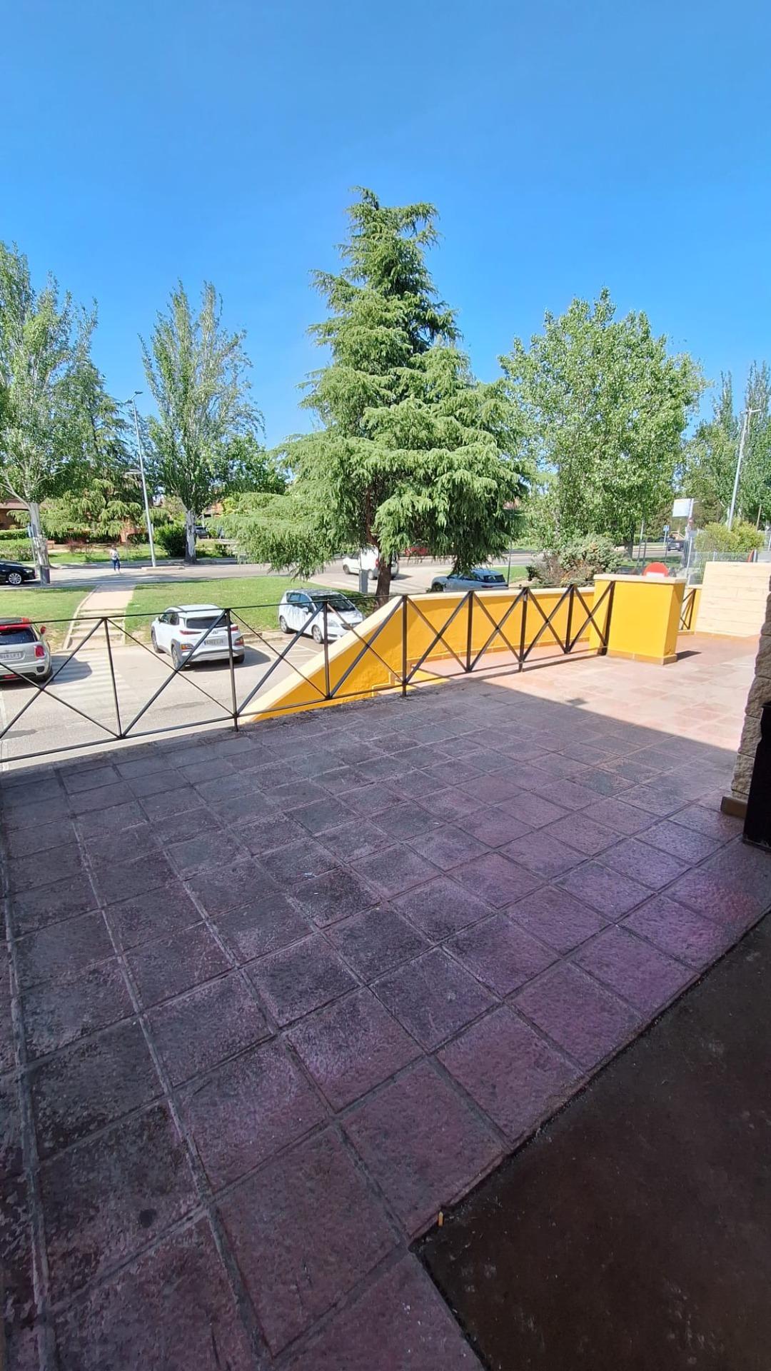 43-6-1 ^**^LOCAL EN ESQUINA CON TERRAZA EN RENTABILIDAD BRUTA DE 9.5%: ¡EL LUGAR IDEAL PARA TU NEGOCIO EN LAS ROZAS^**^ Presentamos un local comercial en una ubicación estratégica, situado en una de las e