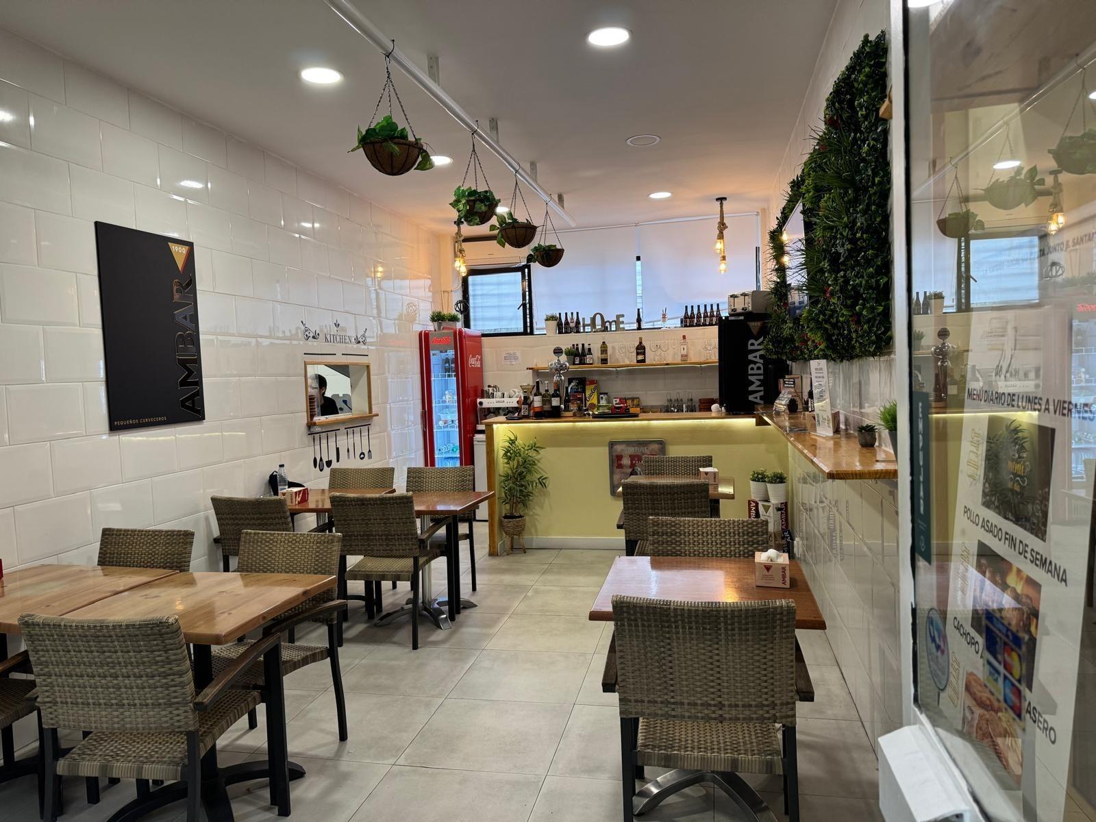 43-8-1 ^**^LOCAL EN ESQUINA CON TERRAZA EN RENTABILIDAD BRUTA DE 9.5%: ¡EL LUGAR IDEAL PARA TU NEGOCIO EN LAS ROZAS^**^ Presentamos un local comercial en una ubicación estratégica, situado en una de las e