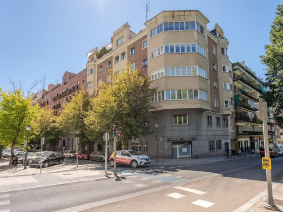 ^**^OFICINA CON POSIBILIDAD DE CAMBIO DE USO EN CALLE CADARSO^**^  Se ofrece magnífica oficina de más de 320 m² distribuidos en dos plantas, planta baja y semisótano, situada en la calle Cadarso,