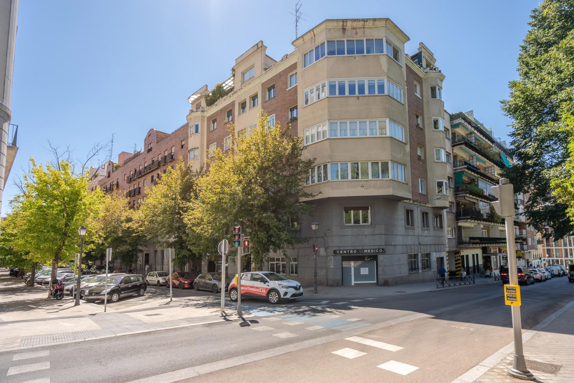 45-1 ^**^OFICINA CON POSIBILIDAD DE CAMBIO DE USO EN CALLE CADARSO^**^ Se ofrece magnífica oficina de más de 320 m² distribuidos en dos plantas, planta baja y semisótano, situada en la calle Cadarso,