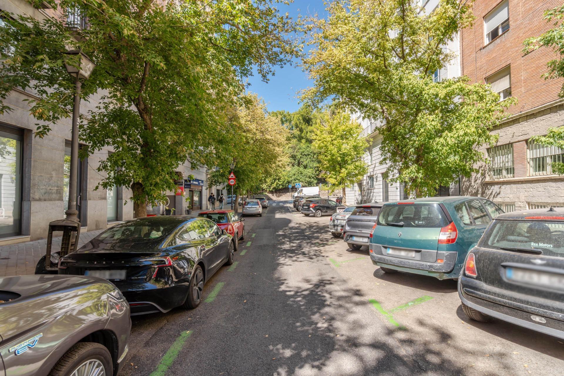 45-2 ^**^OFICINA CON POSIBILIDAD DE CAMBIO DE USO EN CALLE CADARSO^**^ Se ofrece magnífica oficina de más de 320 m² distribuidos en dos plantas, planta baja y semisótano, situada en la calle Cadarso,