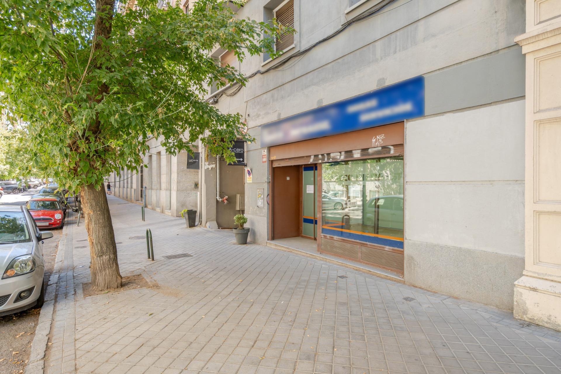 45-3 ^**^OFICINA CON POSIBILIDAD DE CAMBIO DE USO EN CALLE CADARSO^**^ Se ofrece magnífica oficina de más de 320 m² distribuidos en dos plantas, planta baja y semisótano, situada en la calle Cadarso,