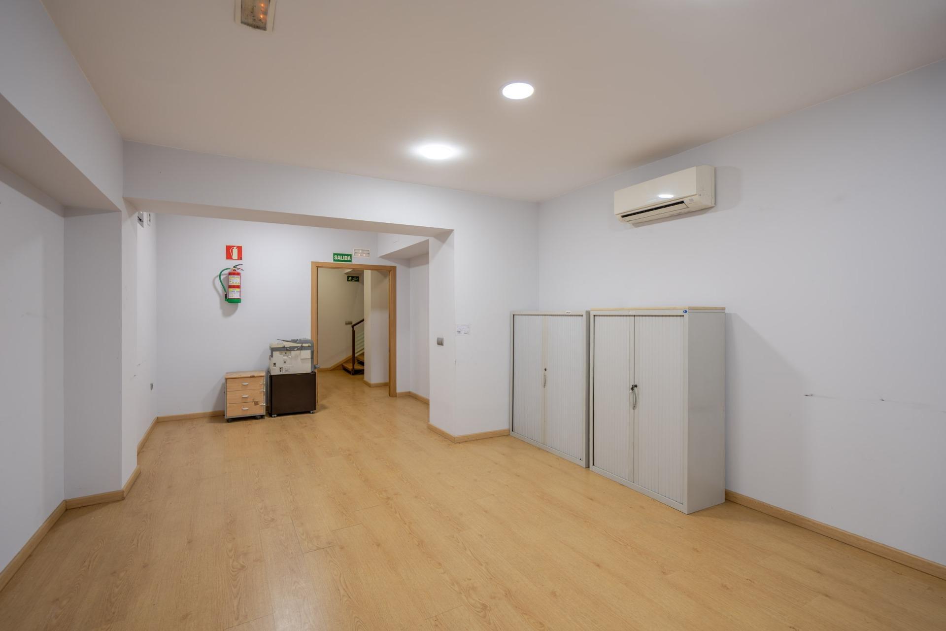 45-6 ^**^OFICINA CON POSIBILIDAD DE CAMBIO DE USO EN CALLE CADARSO^**^ Se ofrece magnífica oficina de más de 320 m² distribuidos en dos plantas, planta baja y semisótano, situada en la calle Cadarso,