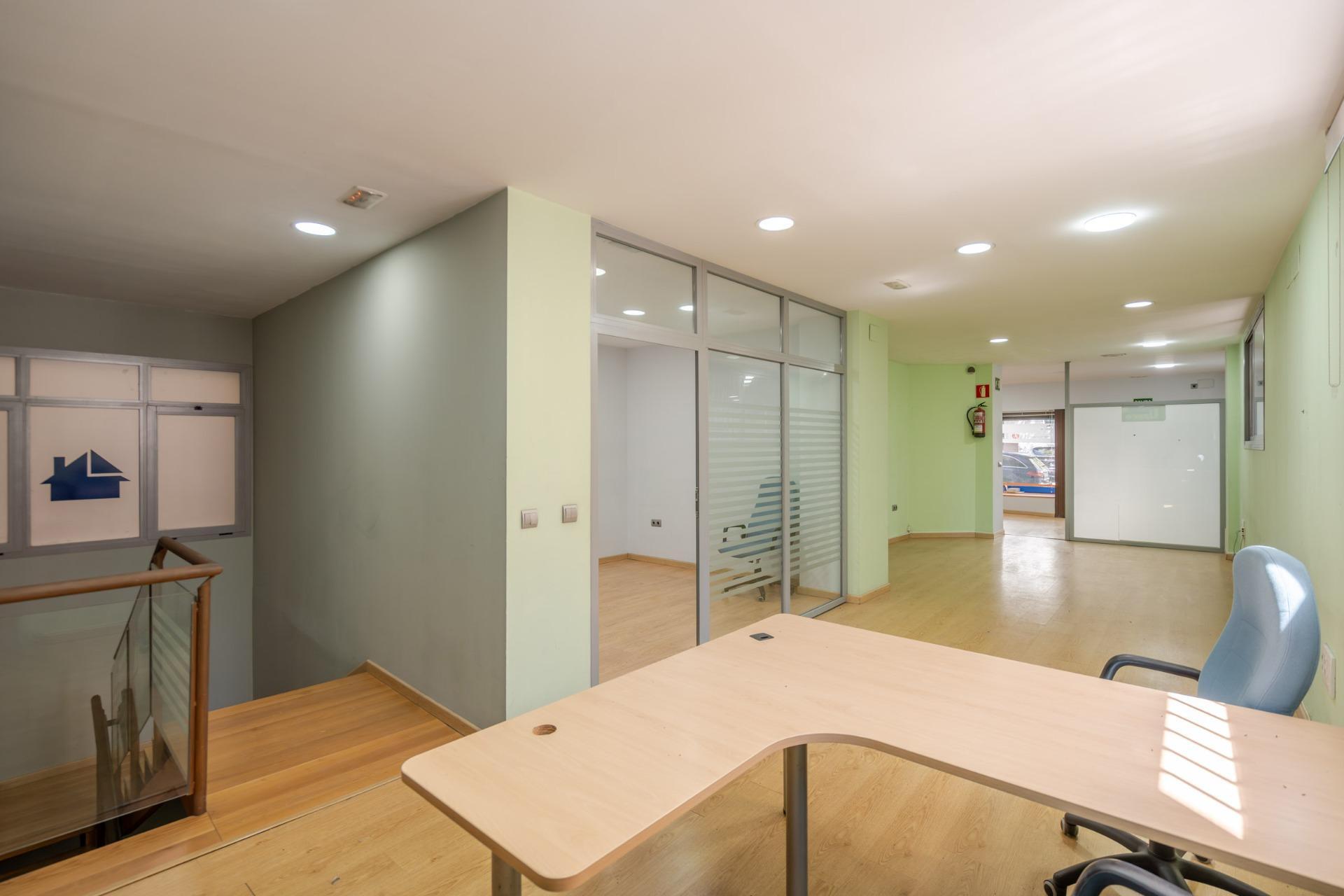 45-7 ^**^OFICINA CON POSIBILIDAD DE CAMBIO DE USO EN CALLE CADARSO^**^ Se ofrece magnífica oficina de más de 320 m² distribuidos en dos plantas, planta baja y semisótano, situada en la calle Cadarso,