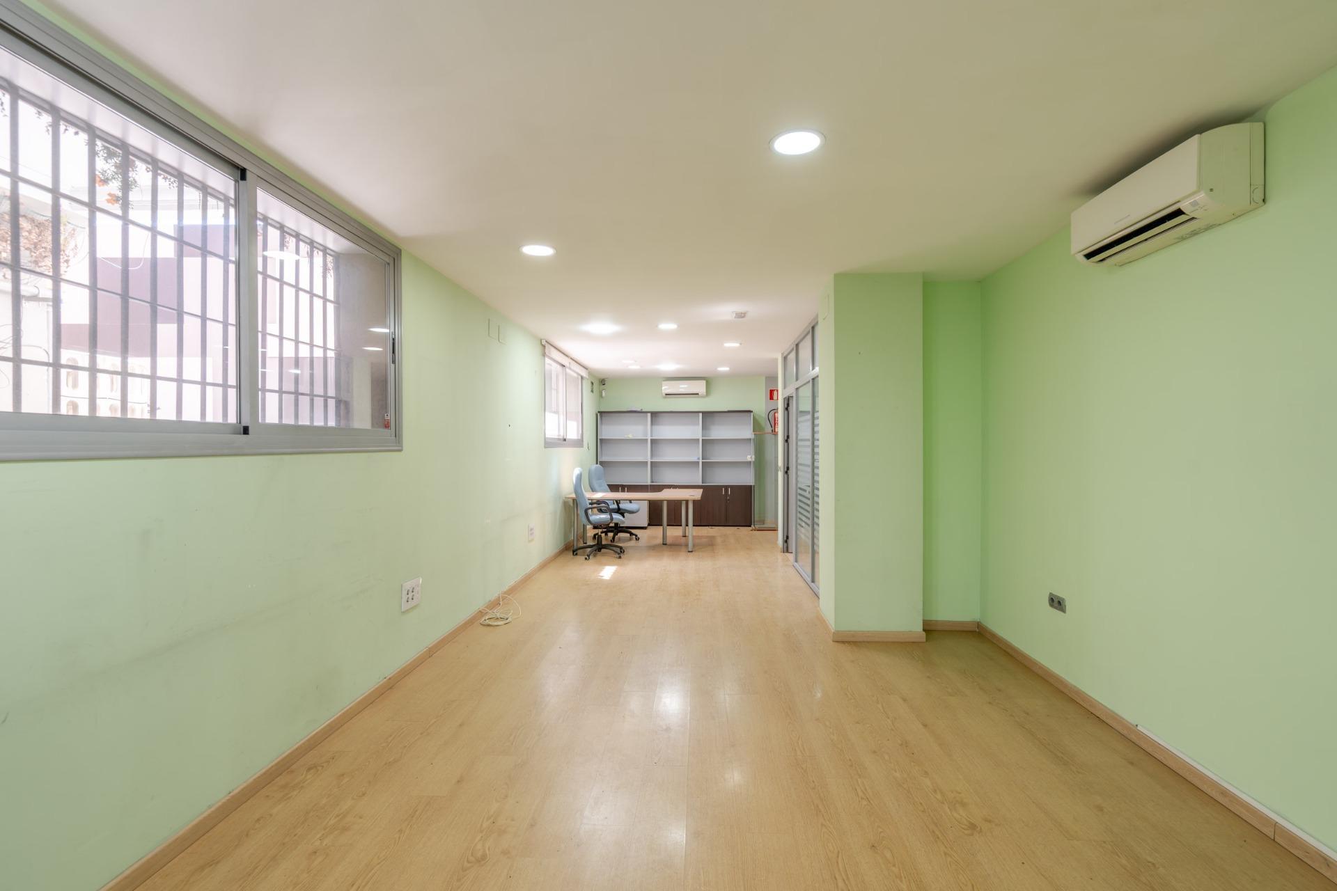 45-9 ^**^OFICINA CON POSIBILIDAD DE CAMBIO DE USO EN CALLE CADARSO^**^ Se ofrece magnífica oficina de más de 320 m² distribuidos en dos plantas, planta baja y semisótano, situada en la calle Cadarso,