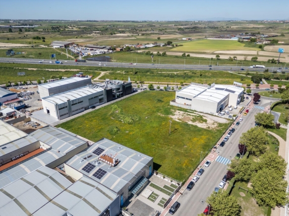 ¡OPORTUNIDAD INVERSORES Y EMPRESAS! Parcela Urbana de 2.627 m² Frente al Núcleo Urbano Ubicación pri
