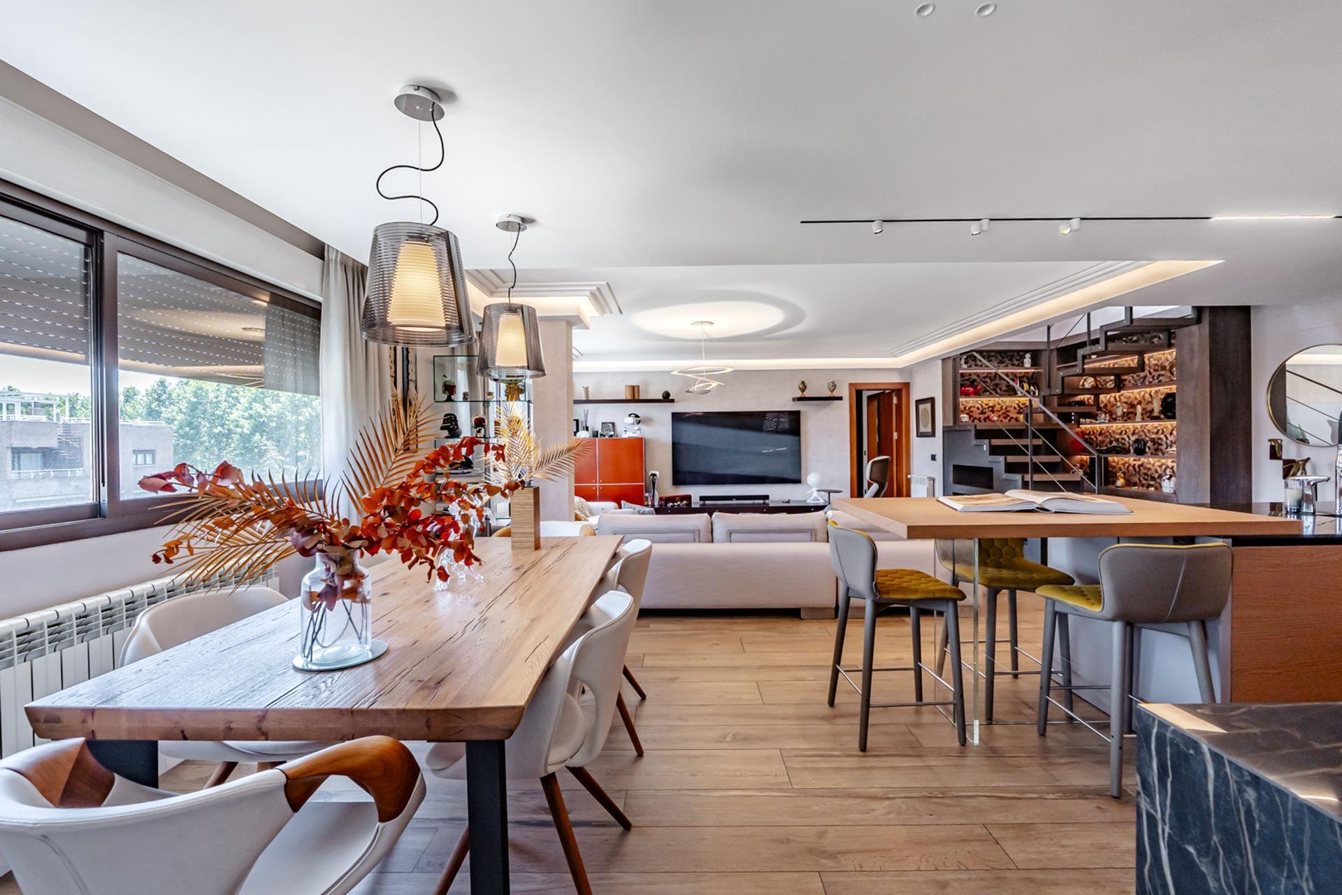 Excepcional ático dúplex de lujo con gran terraza en urbanización premium.