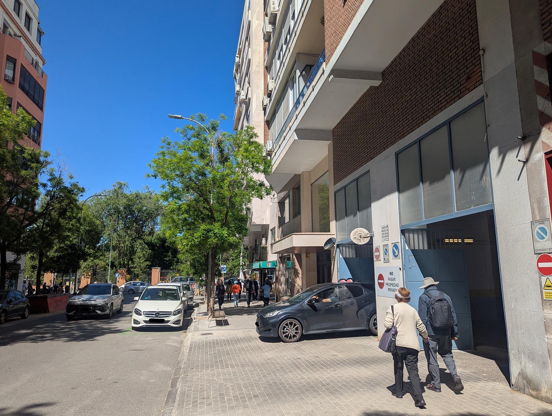 Plaza de garaje para coche grande