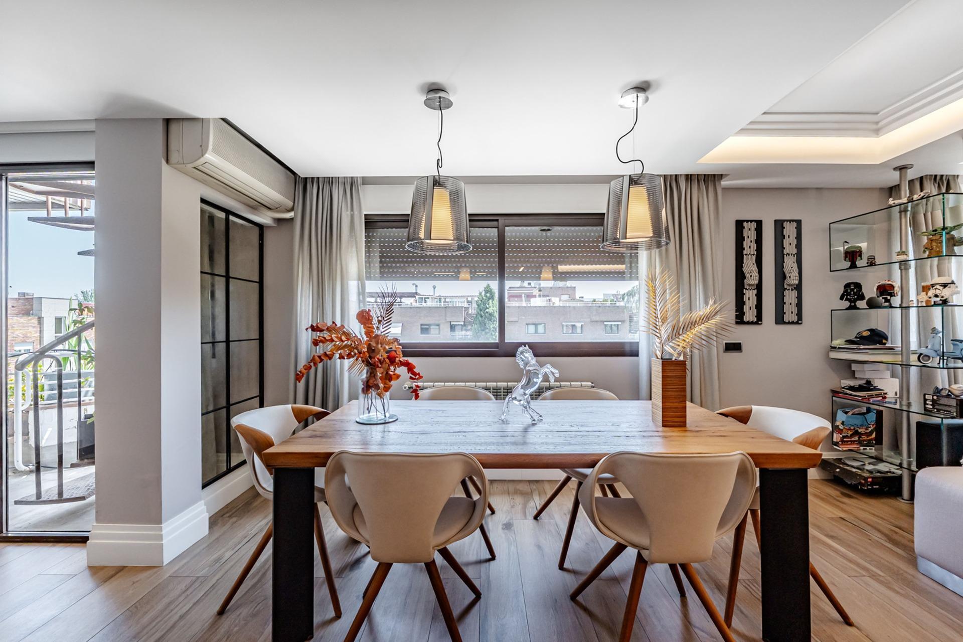 Excepcional ático dúplex de lujo con gran terraza en urbanización premium.