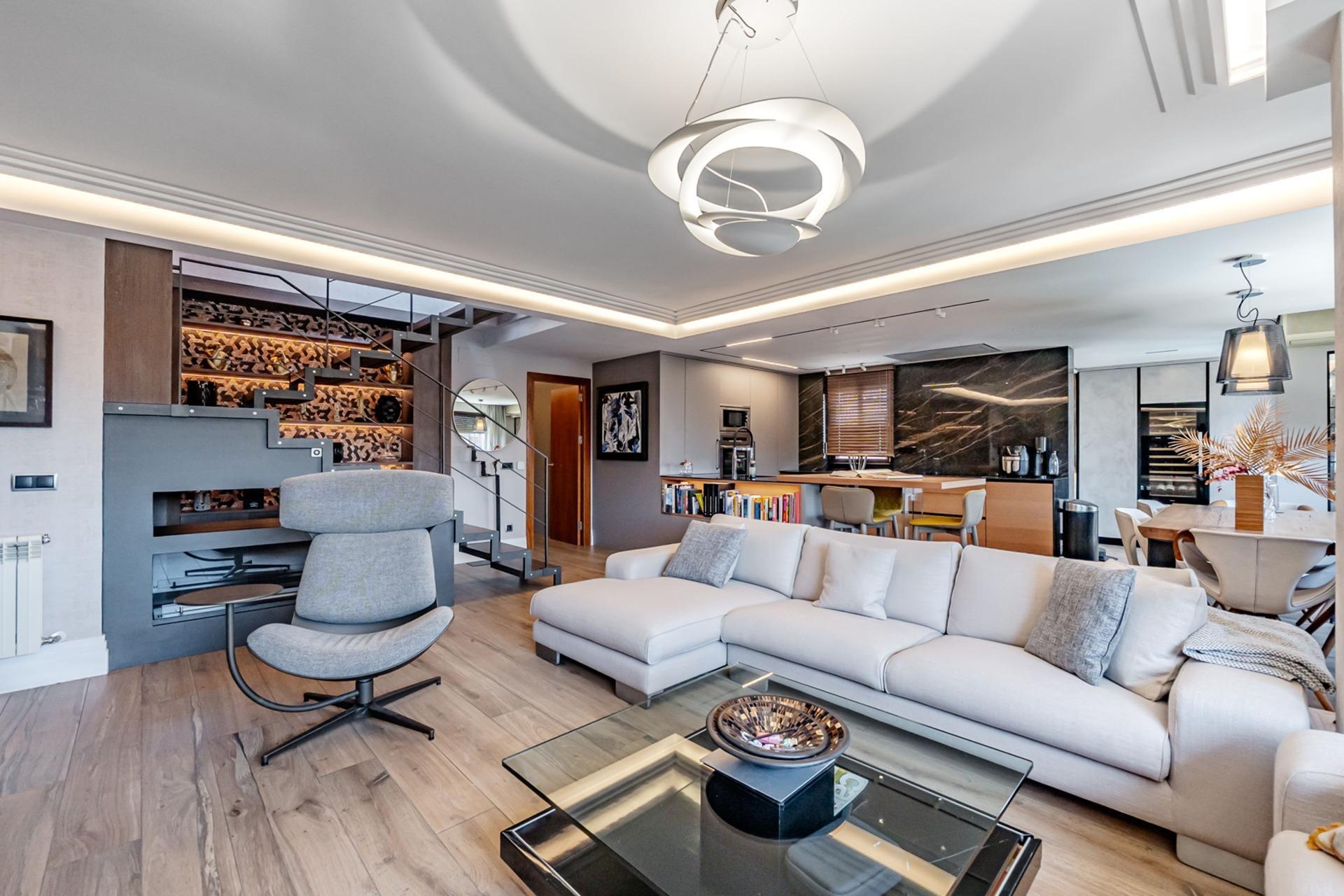 Excepcional ático dúplex de lujo con gran terraza en urbanización premium.