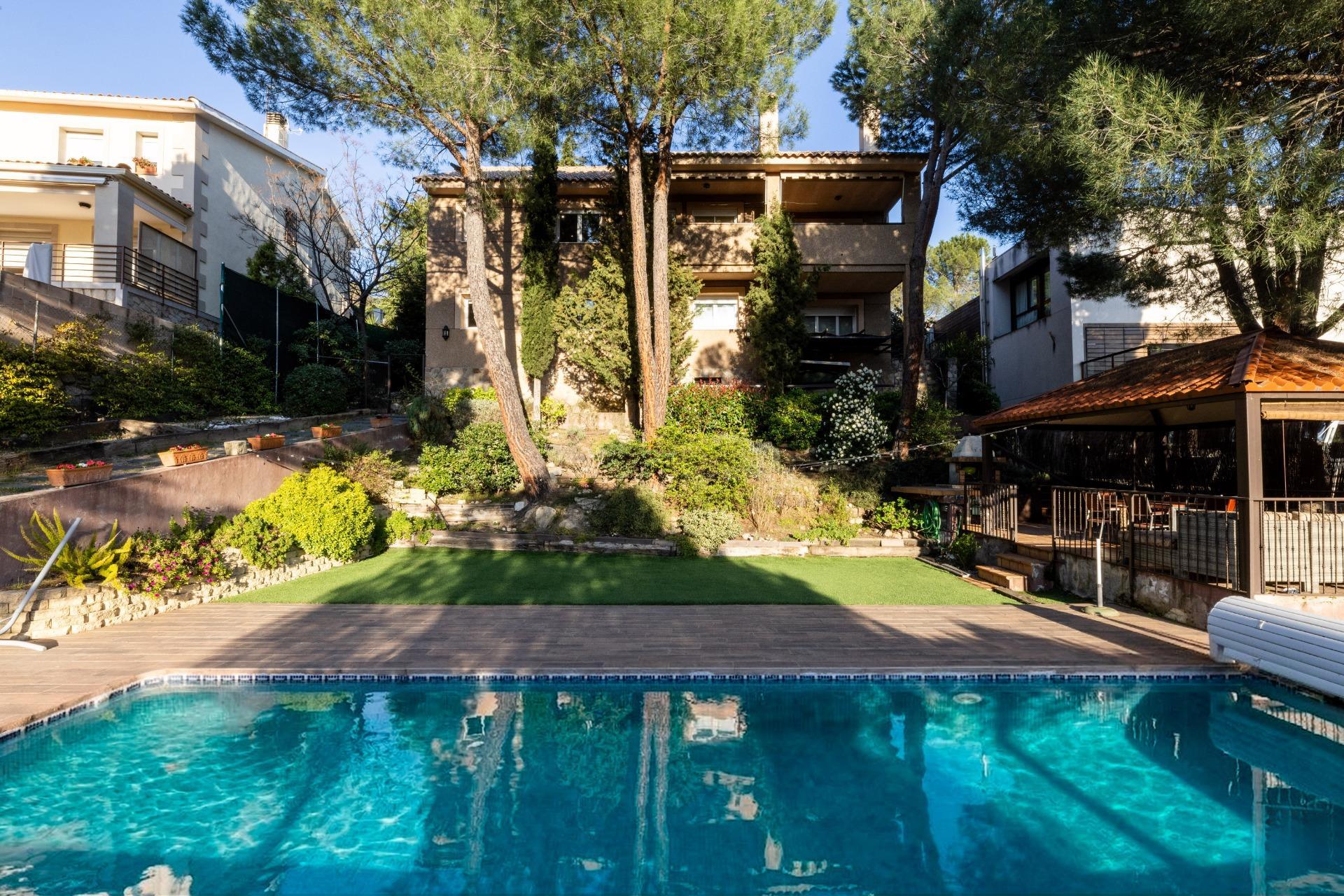 EXCLUSIVO CHALET INDEPENDIENTE EN LOS PEÑASCALES