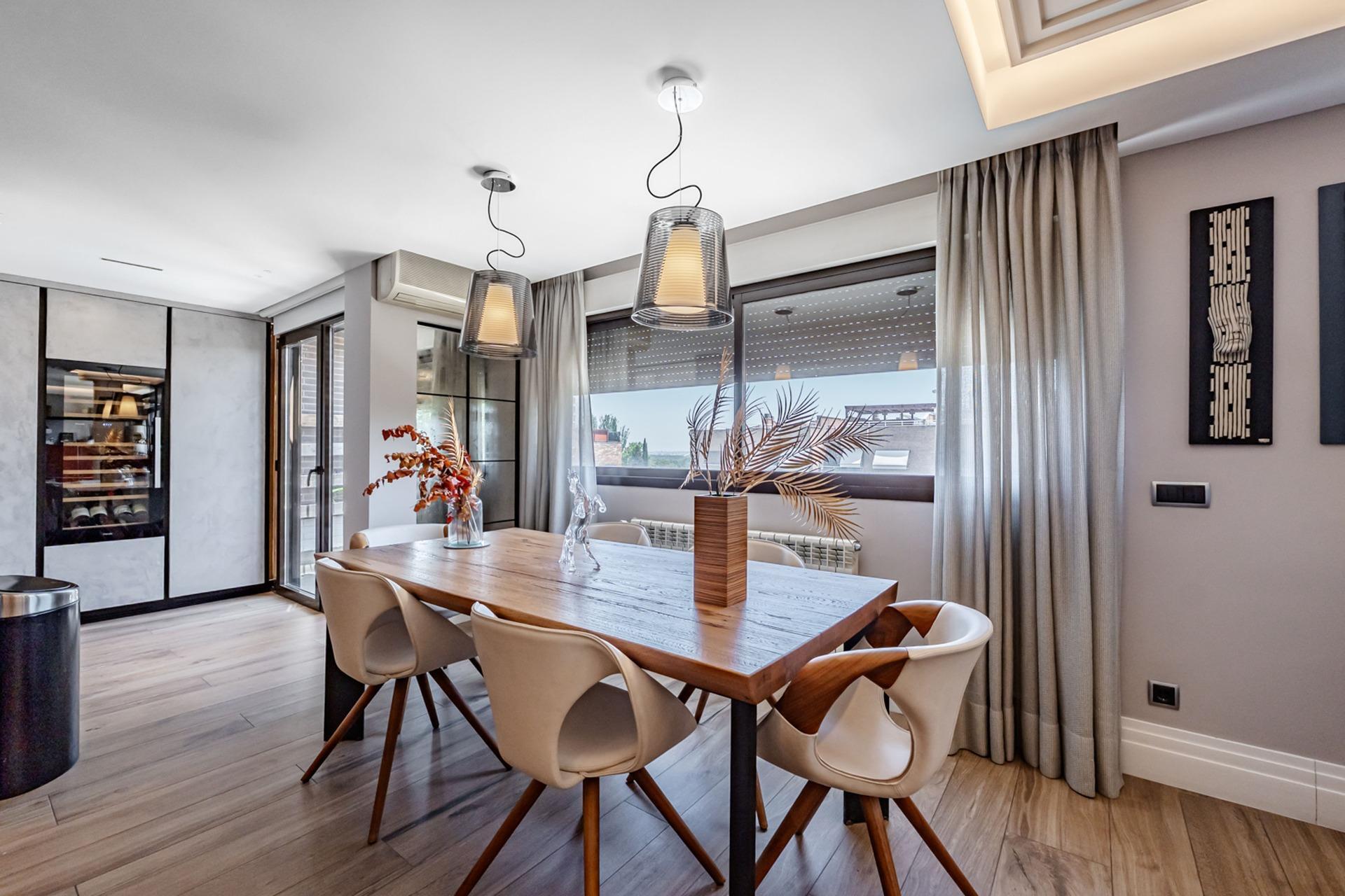 Excepcional ático dúplex de lujo con gran terraza en urbanización premium.