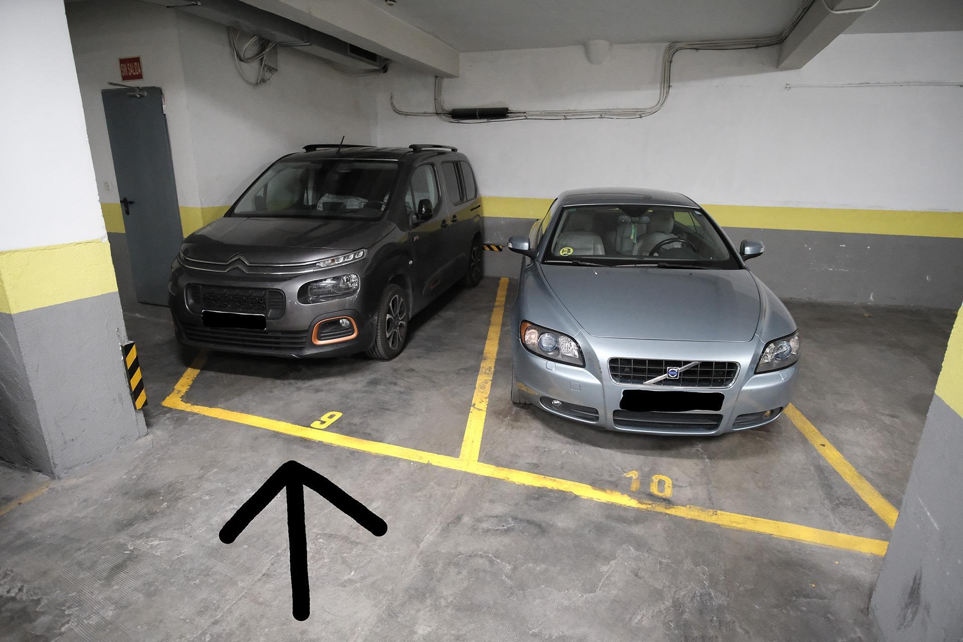 Plaza de garaje para coche grande