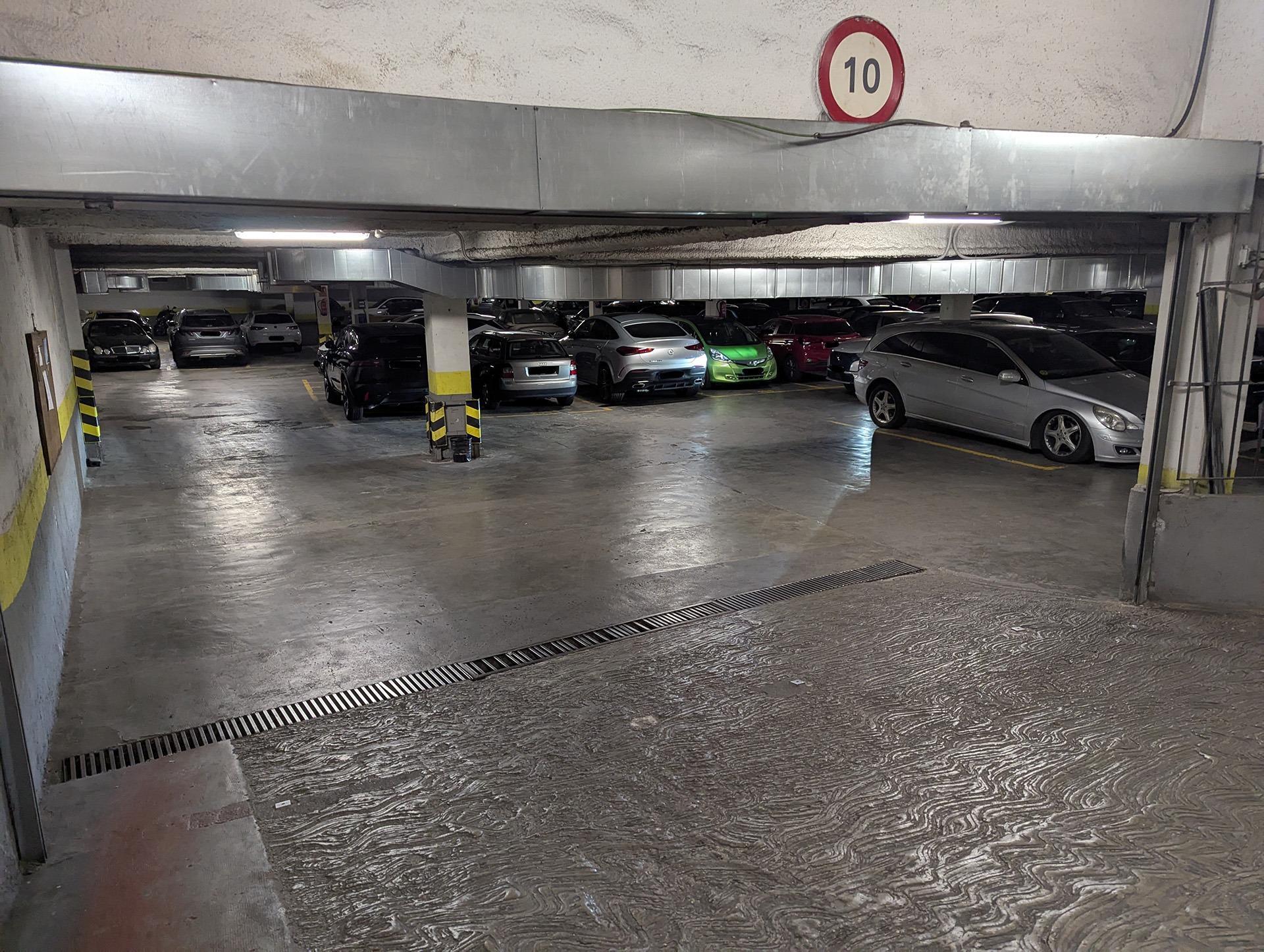 Plaza de garaje para coche grande