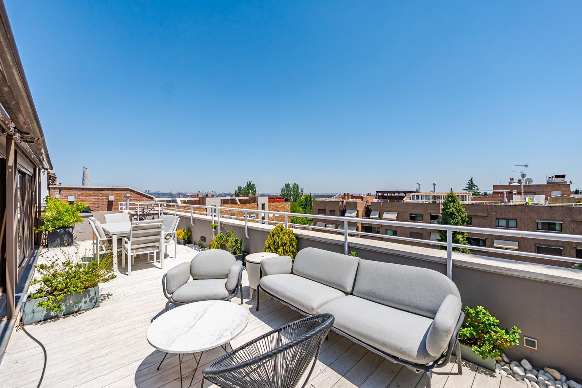 Excepcional ático dúplex de lujo con gran terraza en urbanización premium.