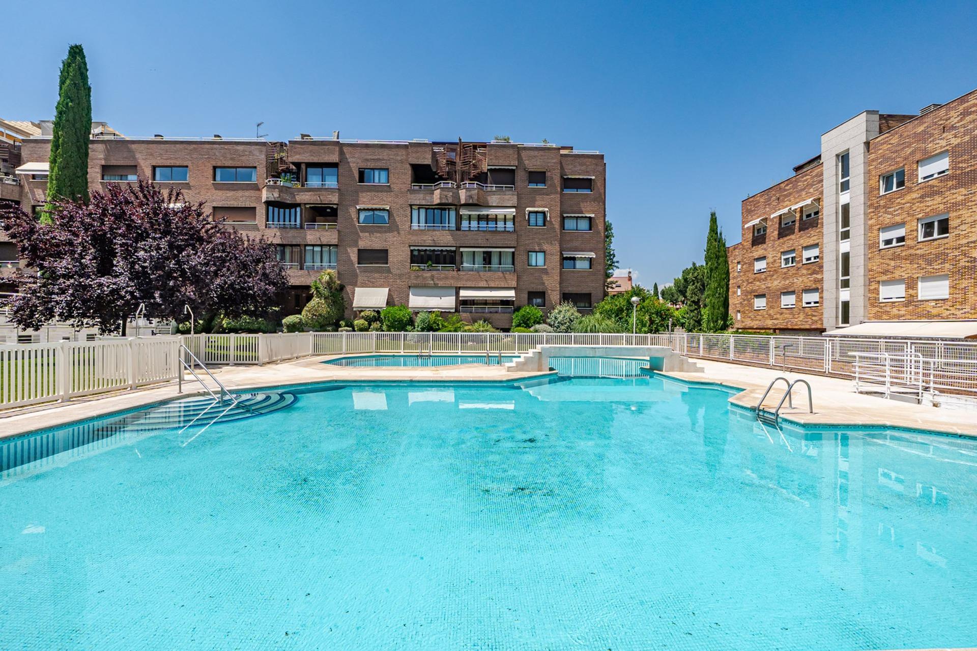 Excepcional ático dúplex de lujo con gran terraza en urbanización premium.