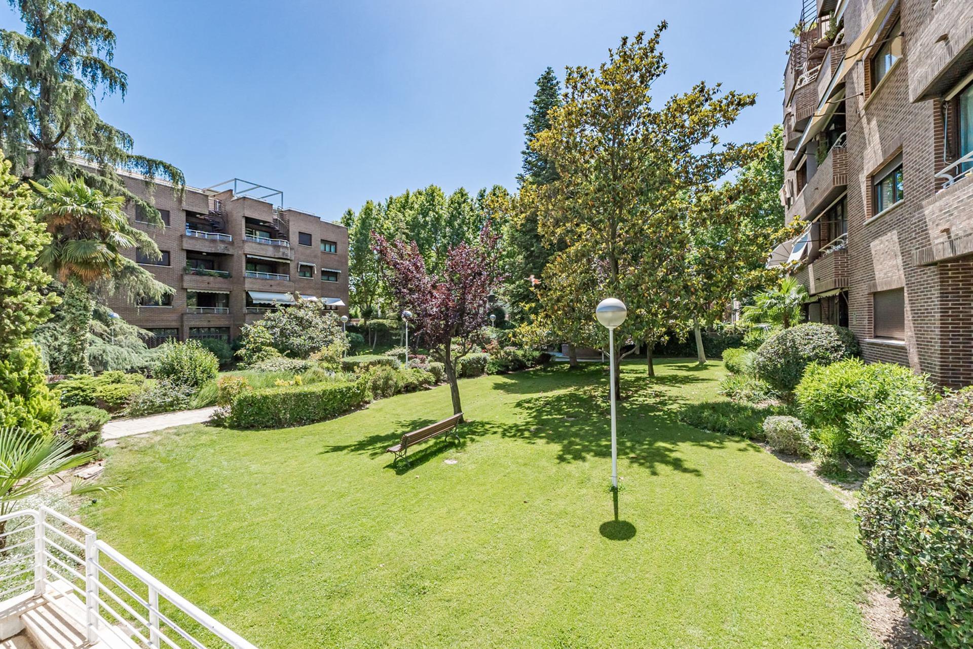 Excepcional ático dúplex de lujo con gran terraza en urbanización premium.