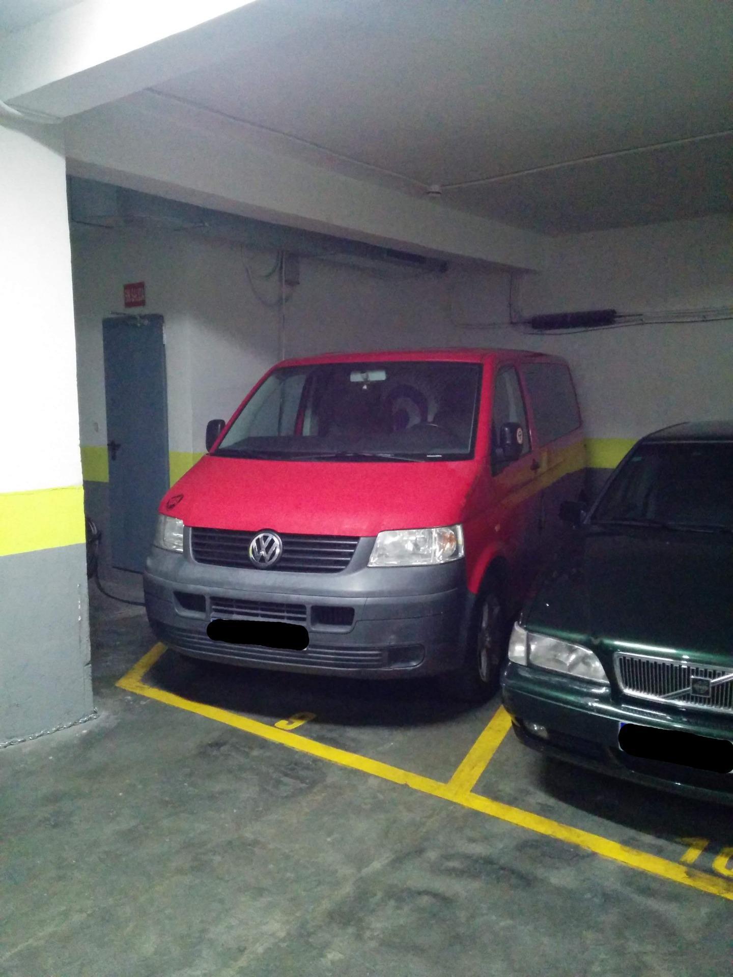 Plaza de garaje para coche grande