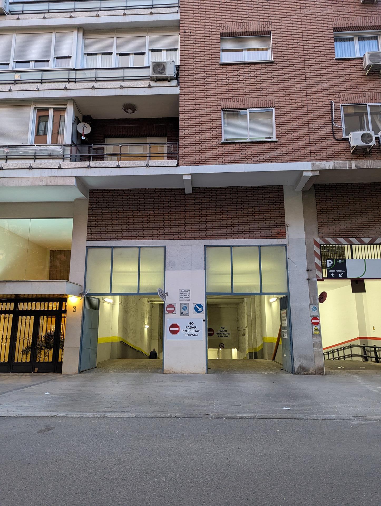 Plaza de garaje para coche grande