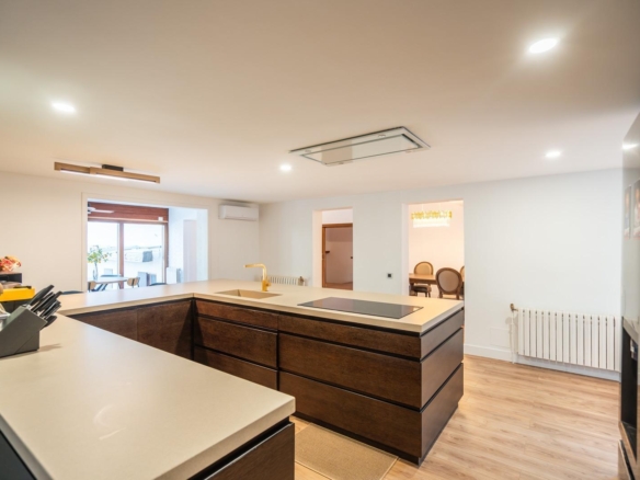 ^**^CHALET INDEPENDIENTE DE LUJO EN CLUB DE GOLF, LAS ROZAS — VIVIENDA ÚNICA EN ENTORNO EXCLUSIVO^**^  Presentamos esta exclusiva vivienda unifamiliar en una de las urbanizaciones más prestigiosas