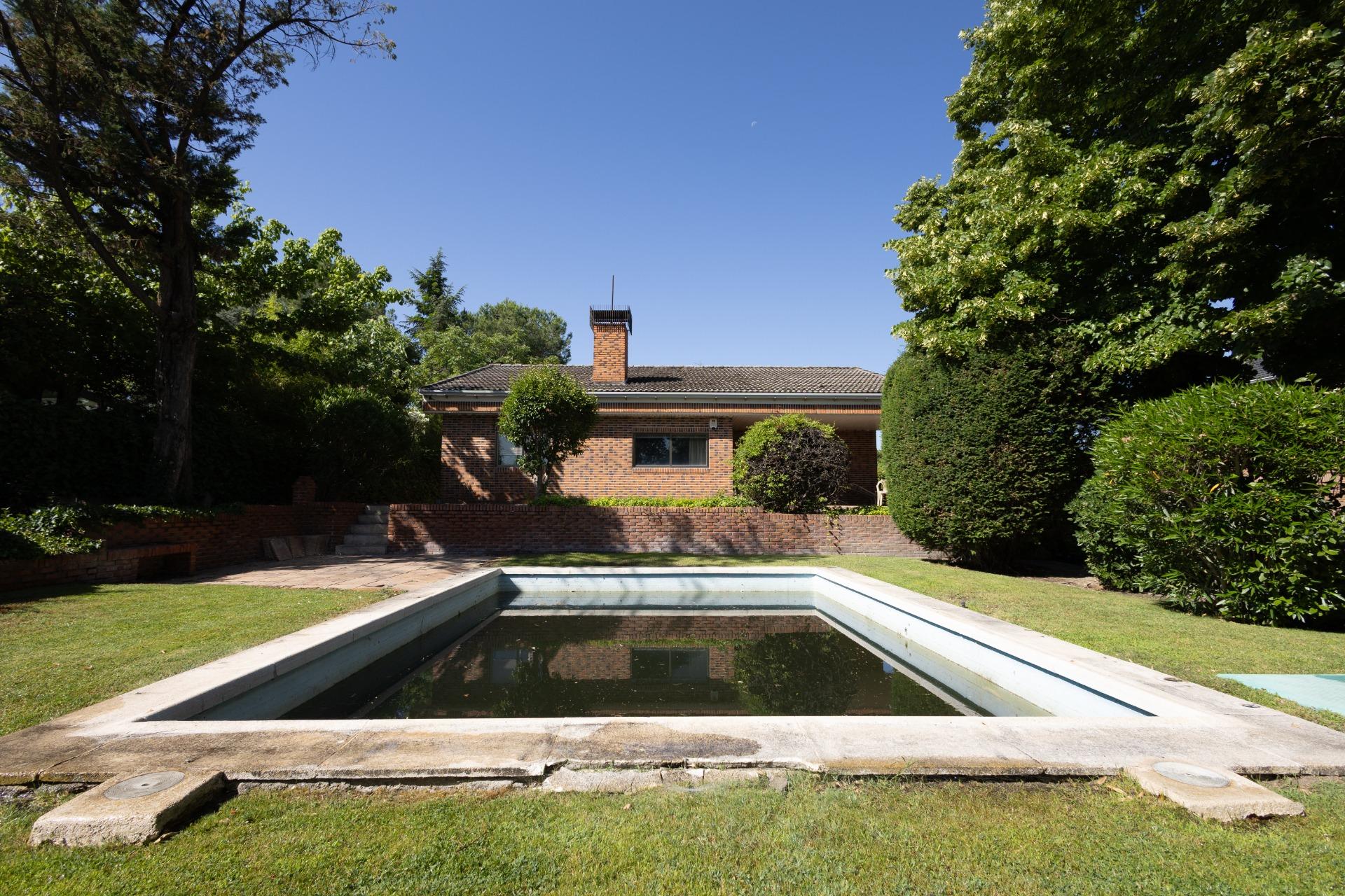 6-1-14 Exclusivo chalet independiente con parcela de 1.034 m² y piscina en la mejor zona de Boadilla del Monte