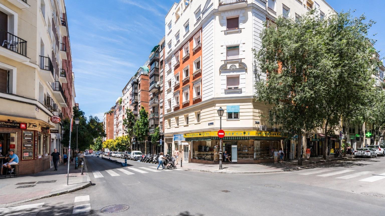 ^**^PISO DE 5 HABITACIONES A 2 MINUTOS DE MONCLOA – IDEAL INVERSIÓN UNIVERSITARIA^**^
