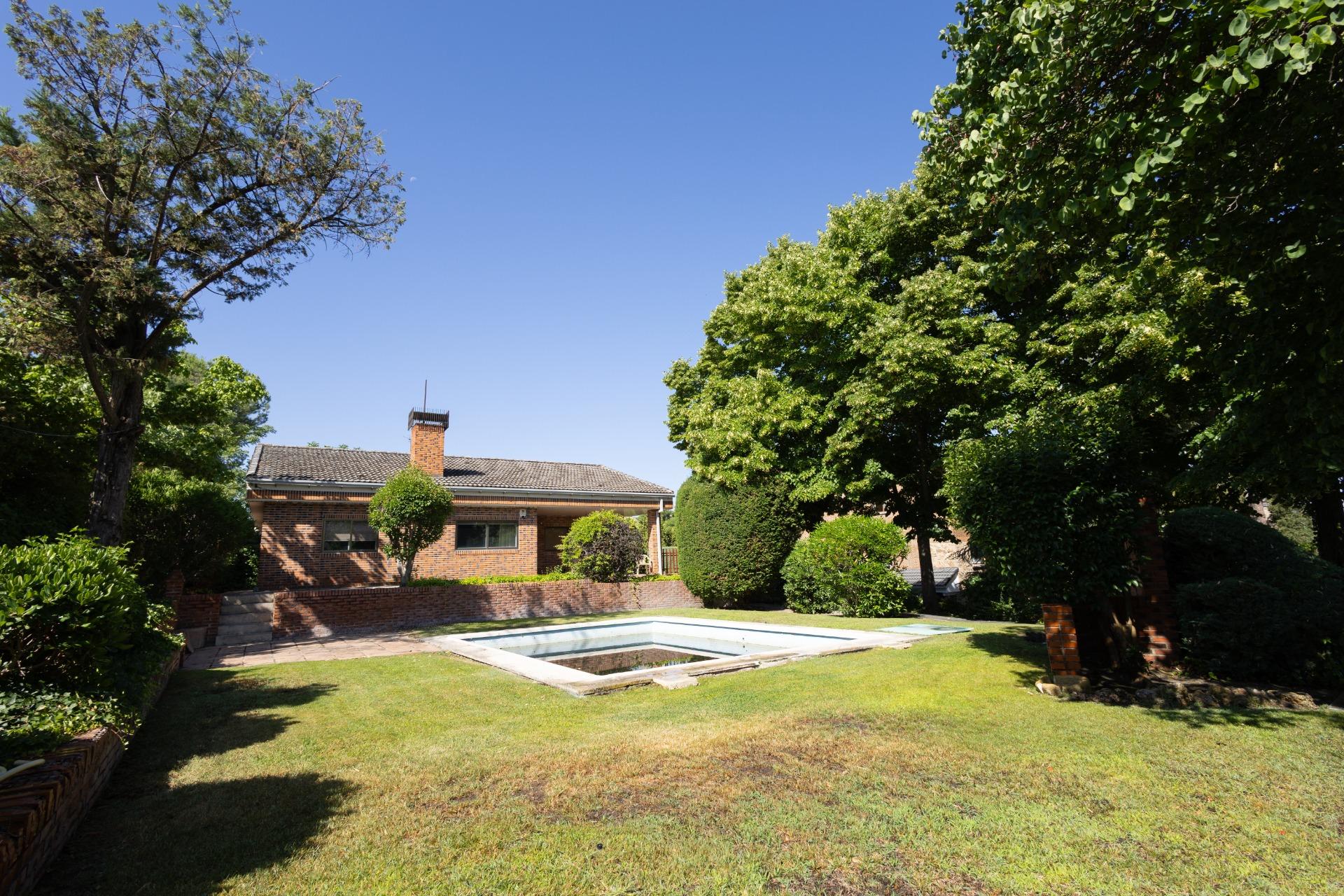 6-3-14 Exclusivo chalet independiente con parcela de 1.034 m² y piscina en la mejor zona de Boadilla del Monte