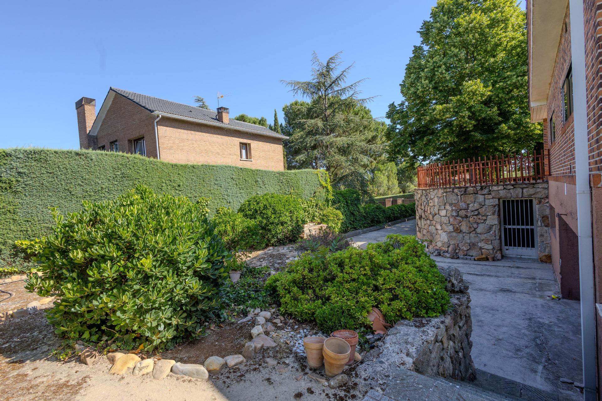 6-7-12 Exclusivo chalet independiente con parcela de 1.034 m² y piscina en la mejor zona de Boadilla del Monte
