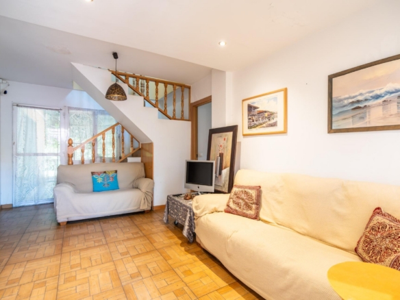 ^**^EXCLUSIVO CHALET INDEPENDIENTE DE ESQUINA EN RIVAS VACIAMADRID: UNA PROPIEDAD ÚNICA PARA VIVIR O INVERTIR^**^ Hay inmuebles que destacan por sus dimensiones, otros por su ubicación y algunos por