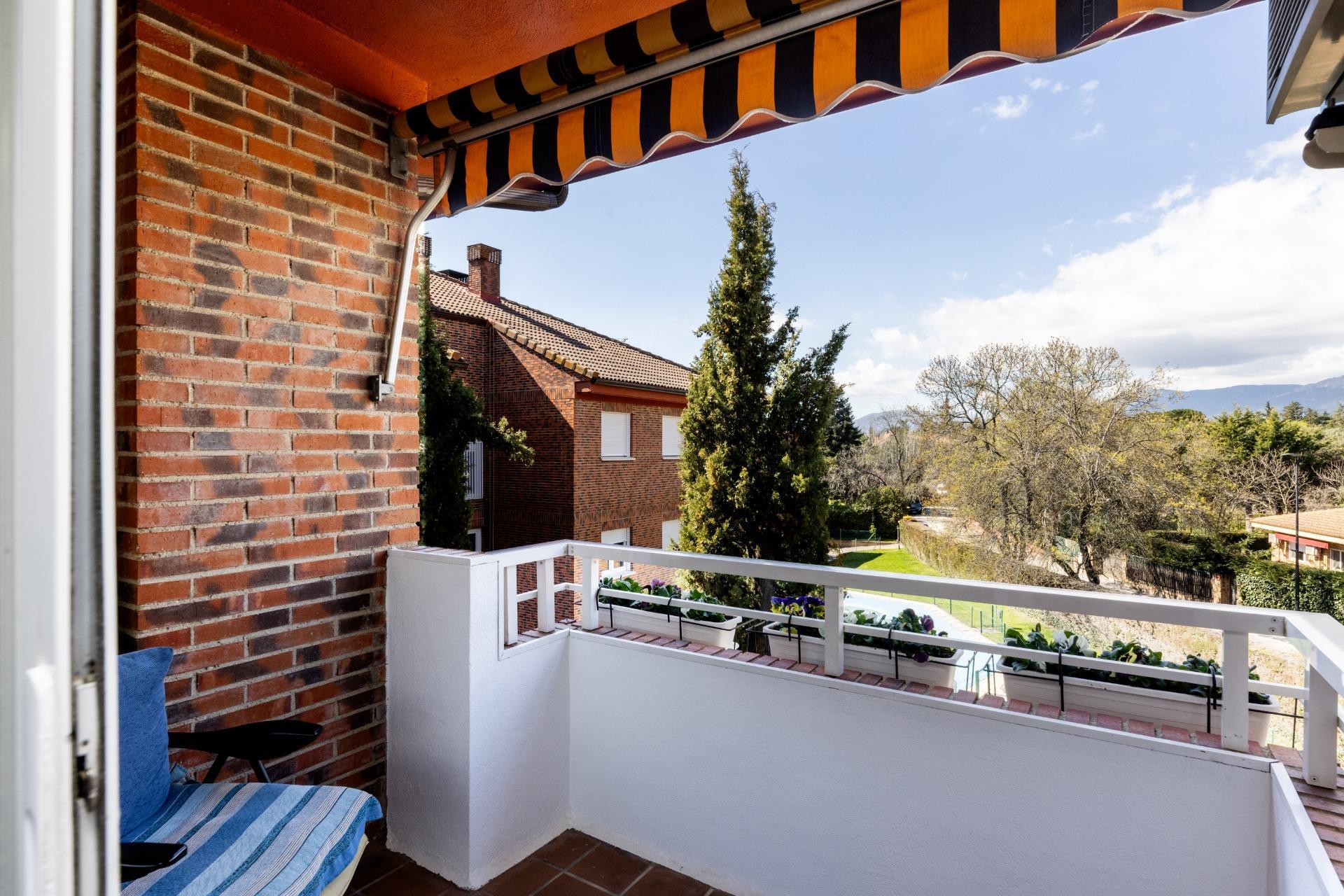 Luminoso piso con terraza en urbanización en Los Arroyos – El Escorial
