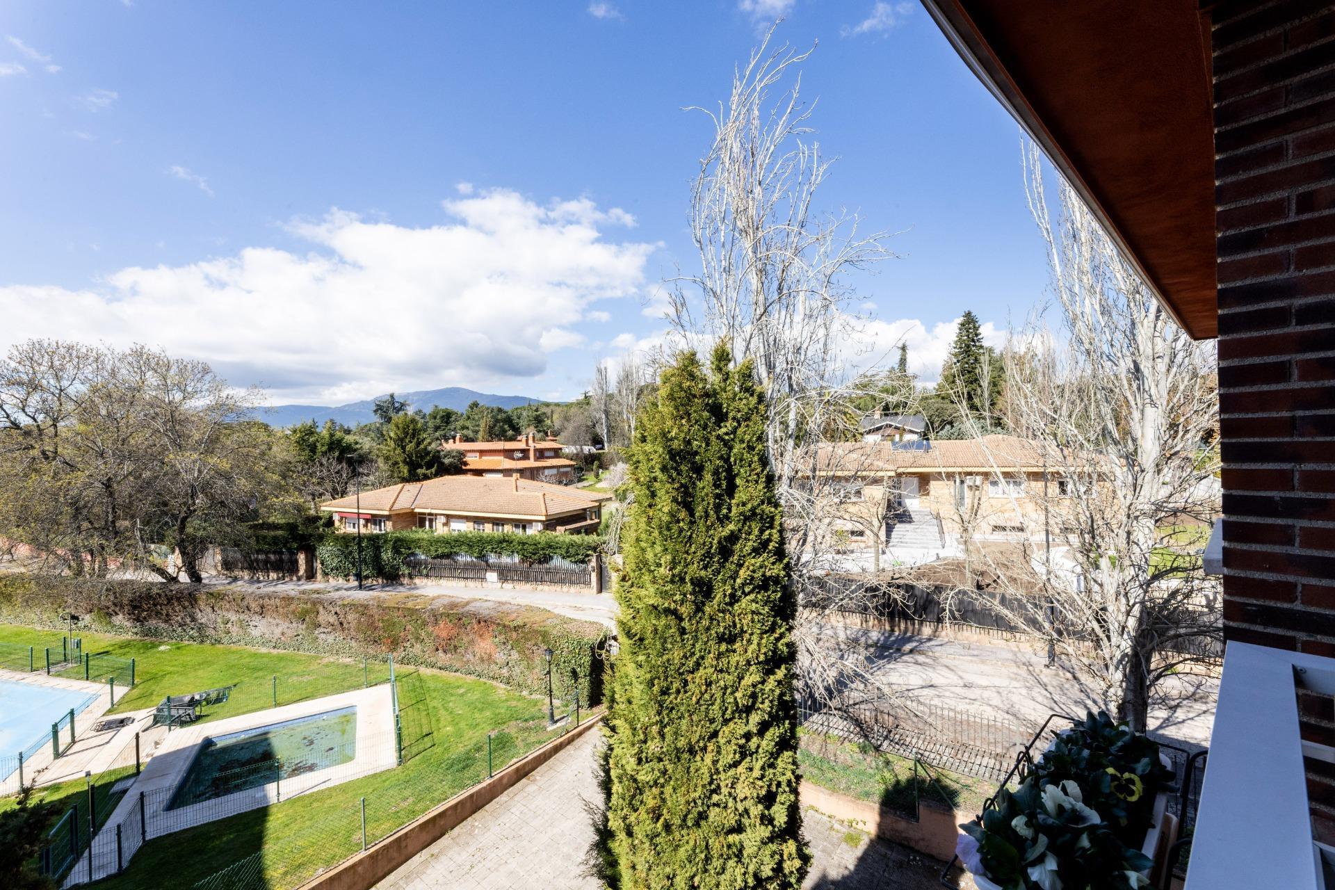 Luminoso piso con terraza en urbanización en Los Arroyos – El Escorial
